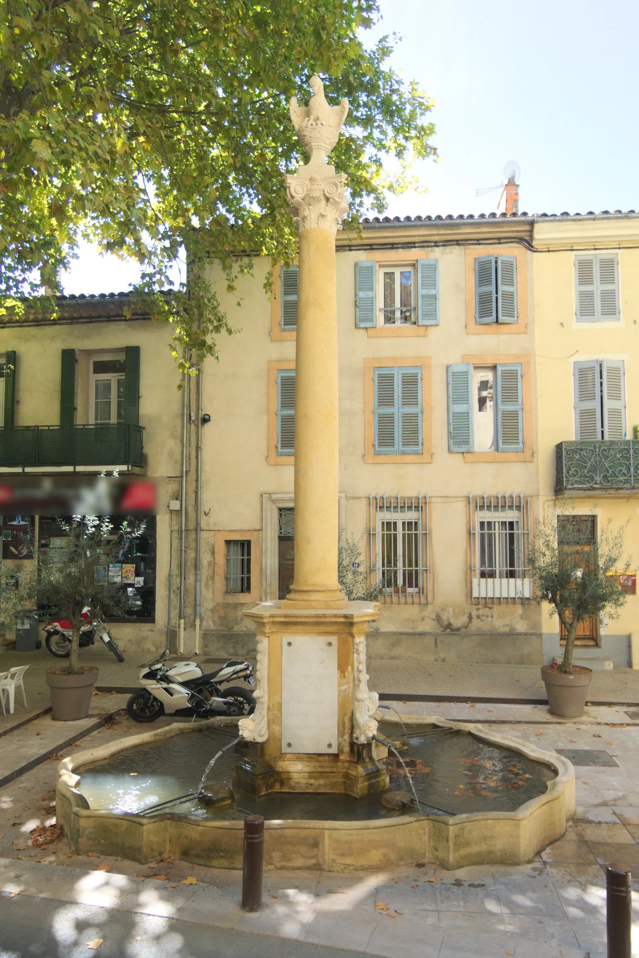 Photo showing: Fontaine du Pélican, Pélissanne.
