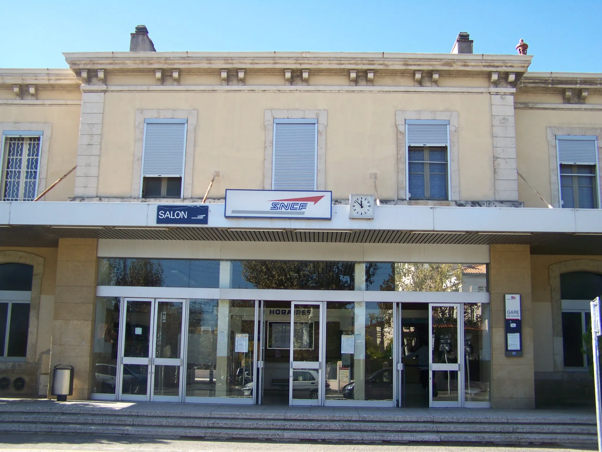 Photo showing: Front of Salon-de-Provence railway station in Bouches-du-Rhône, France.
