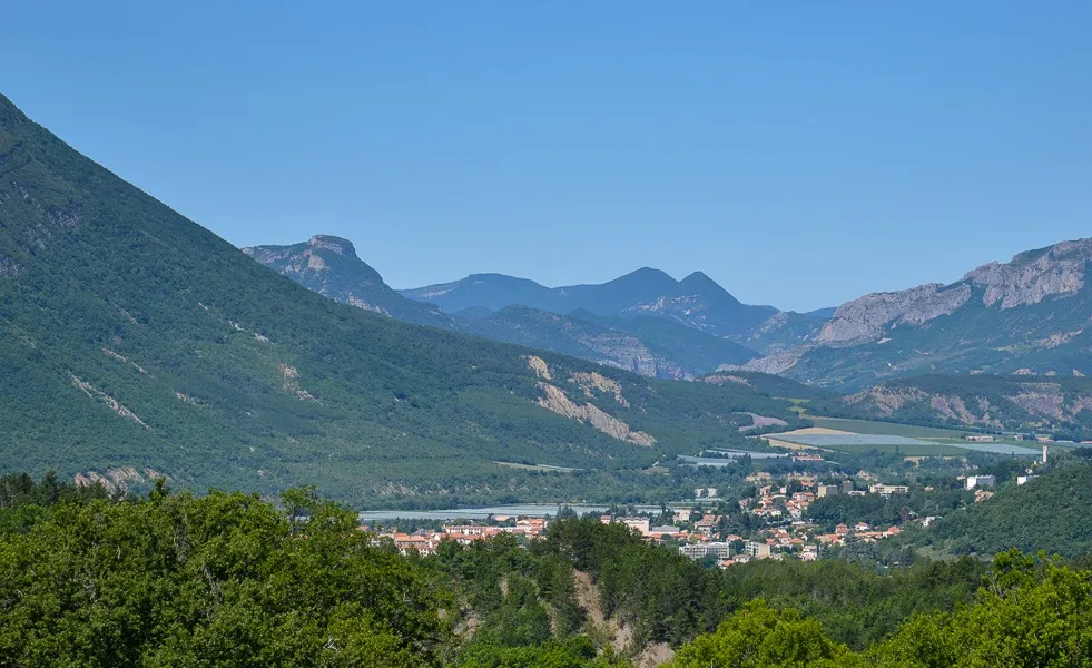 Photo showing: Vue de Laragne-Montéglin