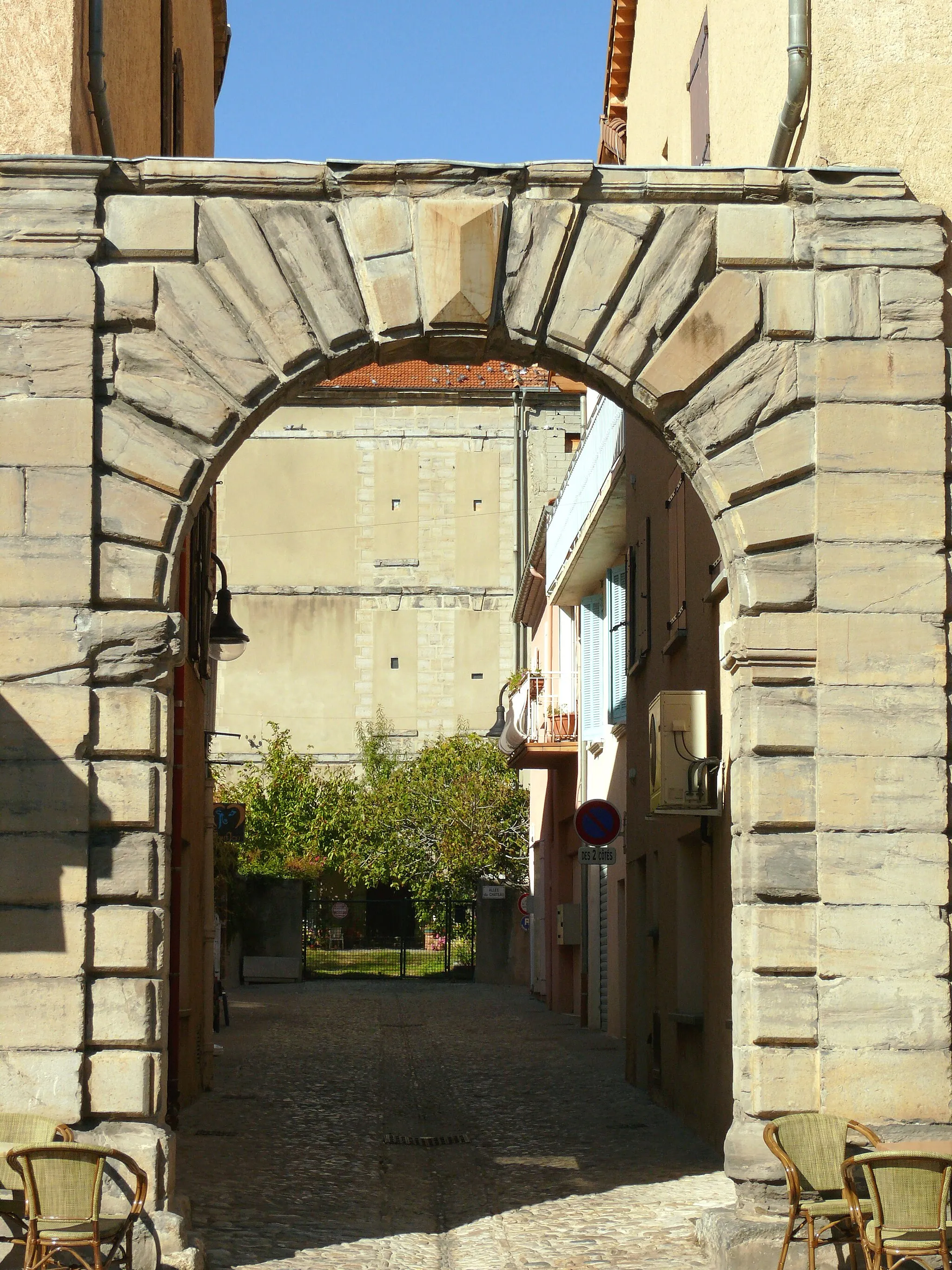 Photo showing: Laragne-Montéglin - Vestiges du château de Laragne - Portail d'entrée
