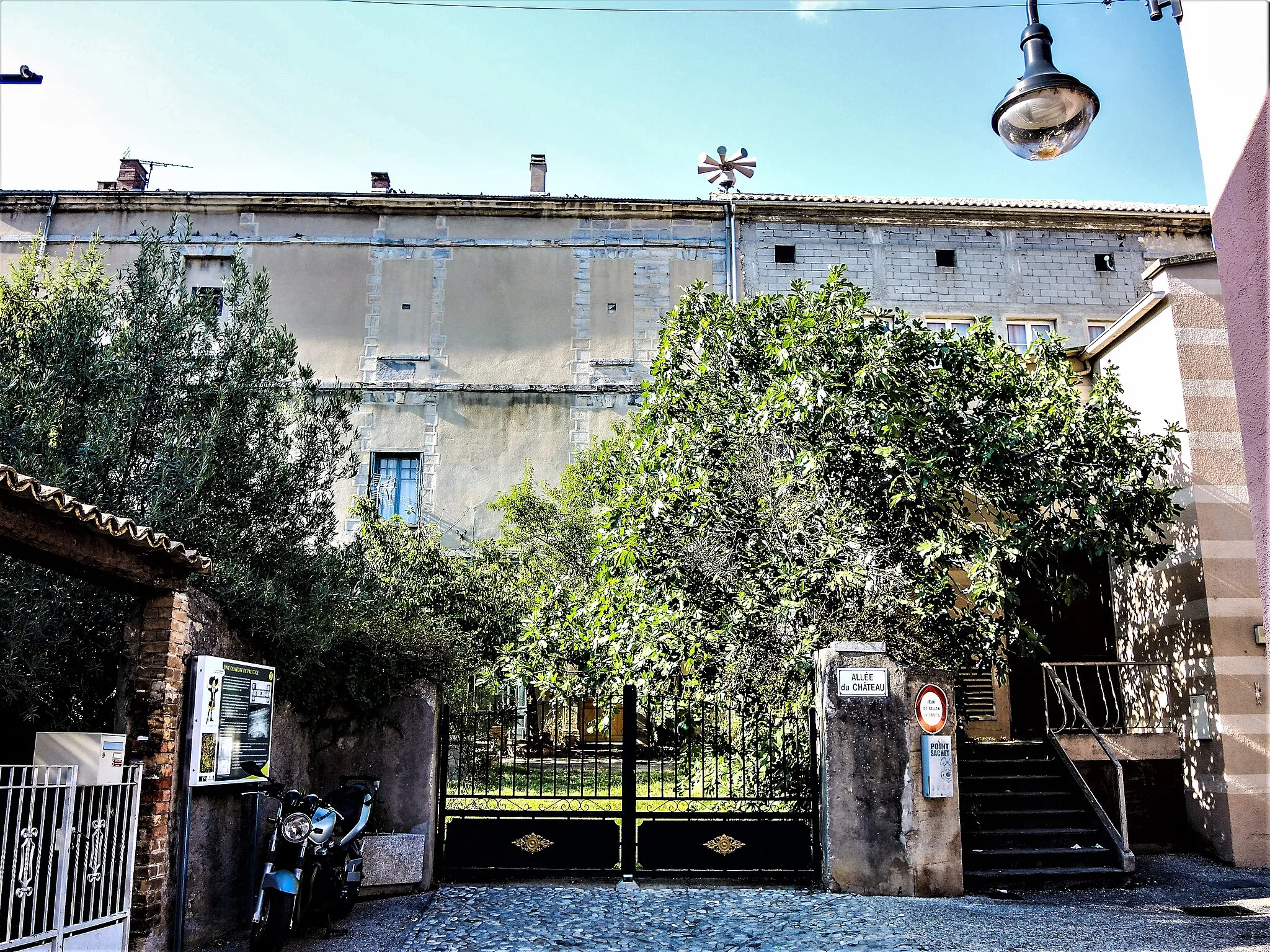 Photo showing: Façade sud de l'ancien château