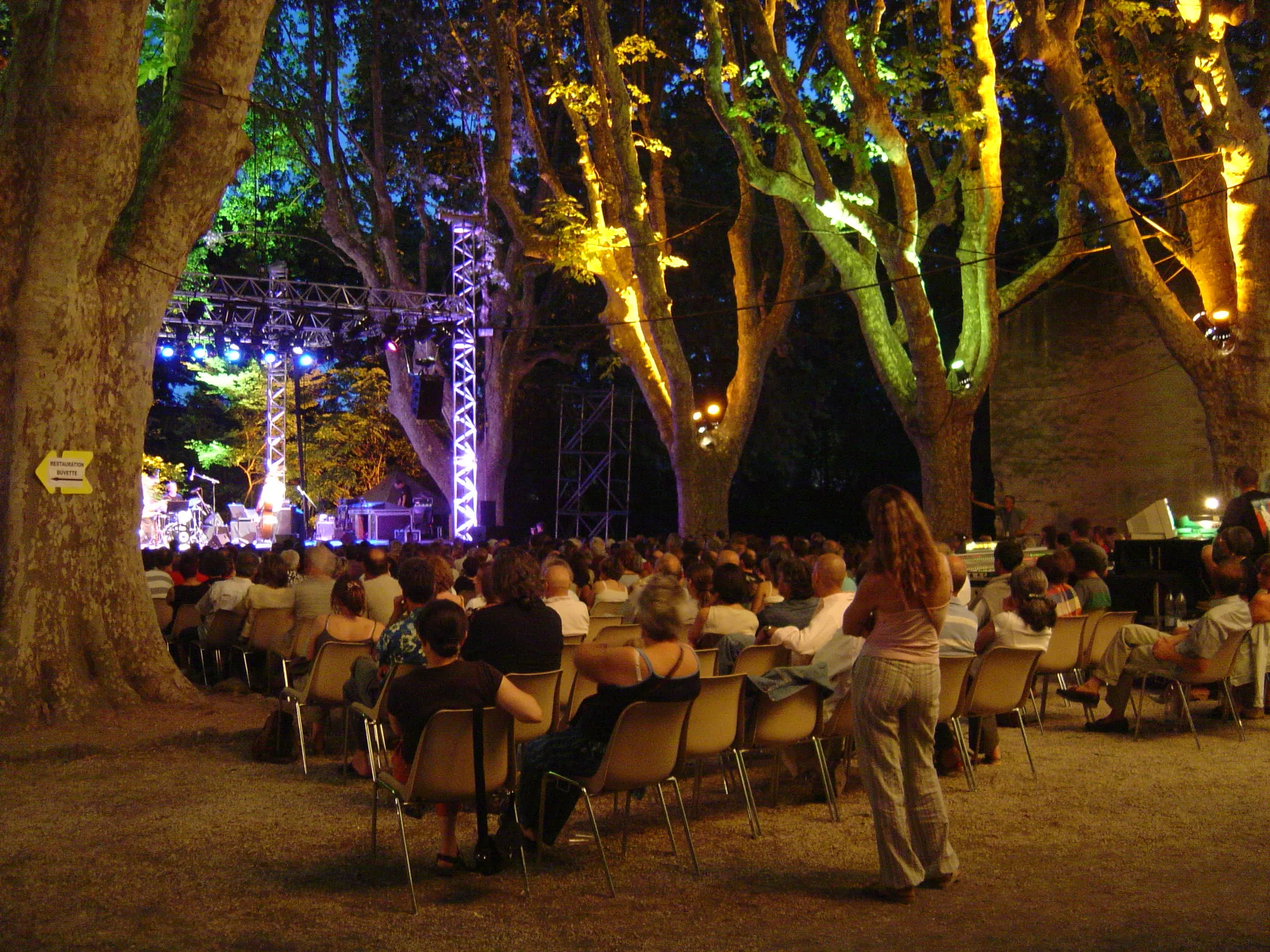 Photo showing: Charlie Jazz Festival 2005 : The main stage under the planes, in Domaine de Fontblanche (Vitrolles, France).