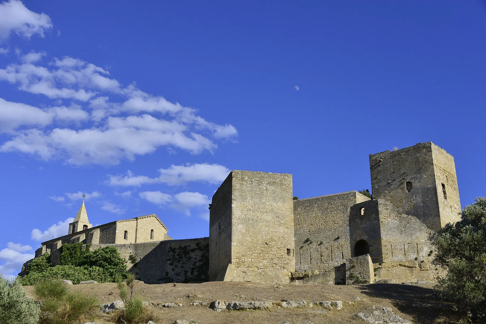 Photo showing: Forteresse médiévale, le château de l'Hauture est ceinturé de remparts qui dominent la plaine de Crau jusqu'à la mer.