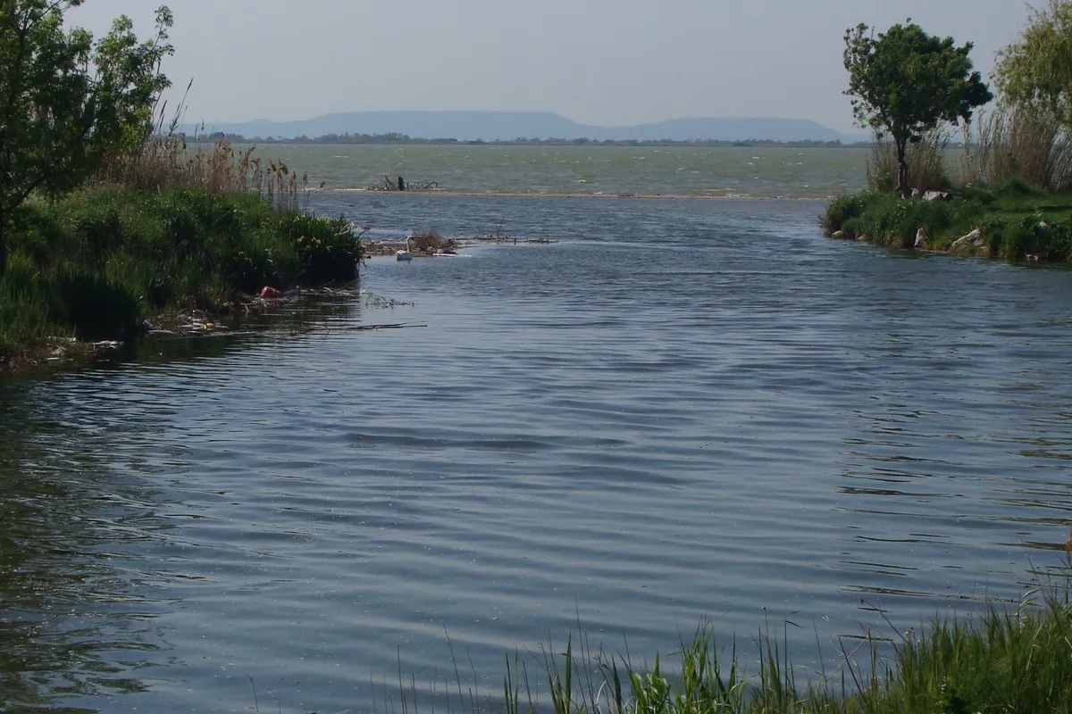 Photo showing: L'embouchure de la Cadière, à Marignane (Bouches-du-Rhône). L'étendue d'eau au second plan est l'étang de Bolmon. Au fond, le cordon du Jaï.