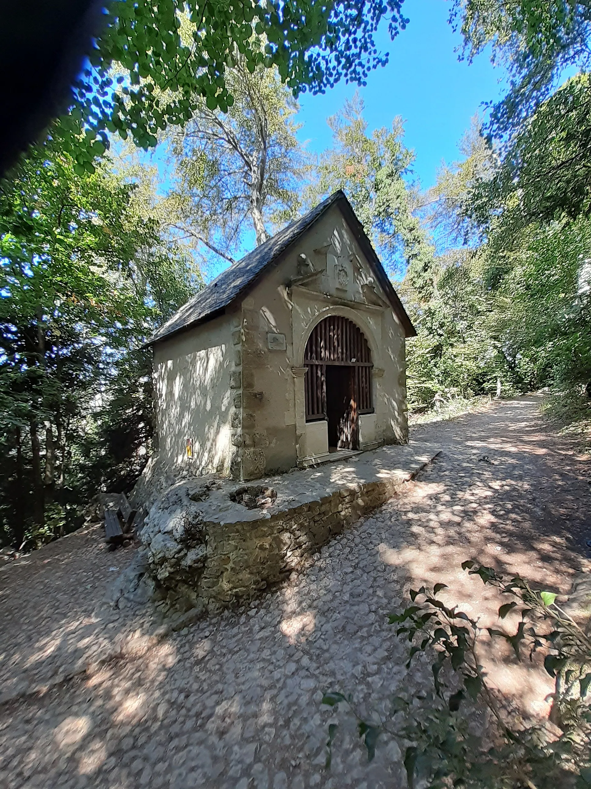 Photo showing: Chapelle des Parisiens, sur le sentier montant au Pilons