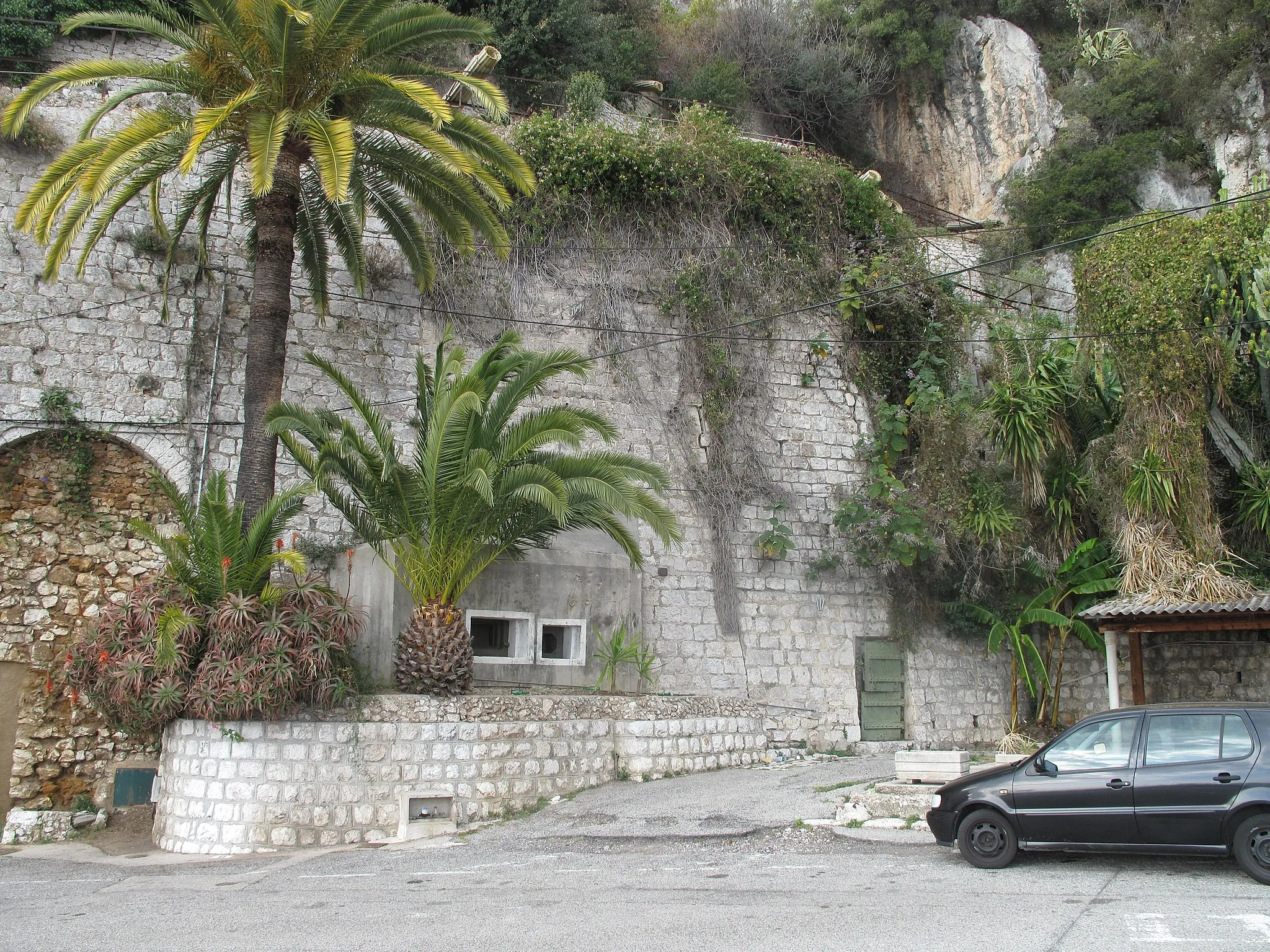 Photo showing: Small bunker of the Saint-Louis bridge, part of the Maginot line, near the former upper customs : Menton (Alpes-Maritimes, France).
