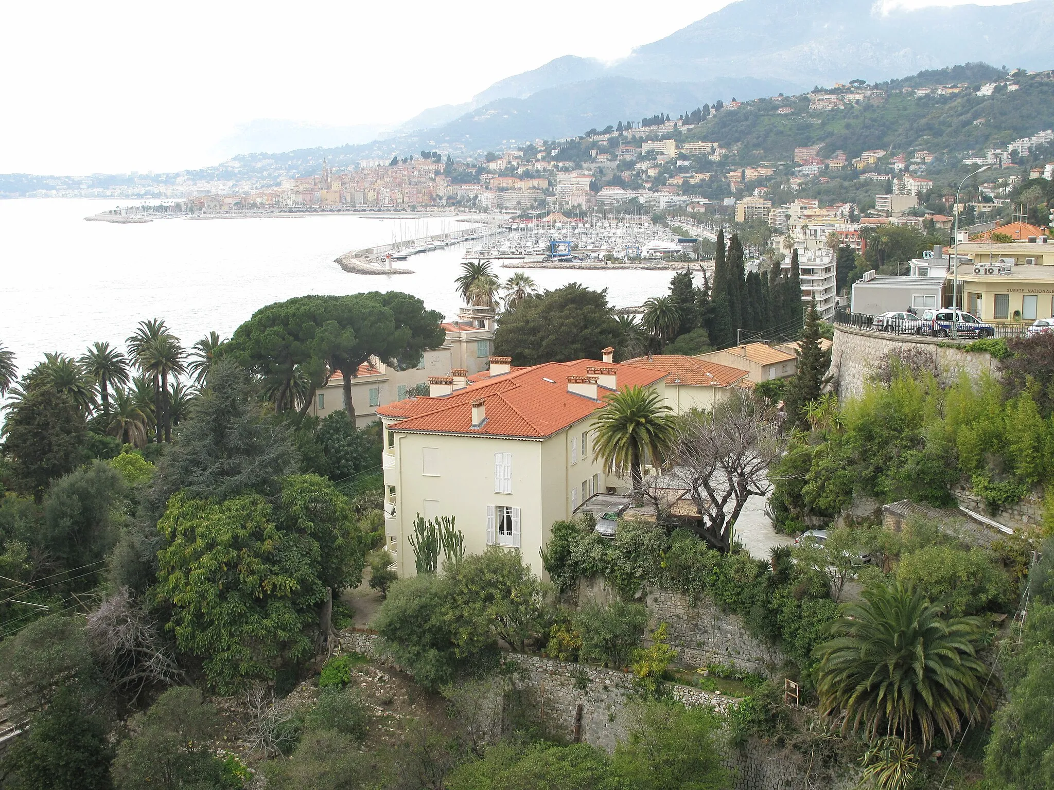 Photo showing: Menton seen from the Saint-Louis bridge (Alpes-Maritimes, France).