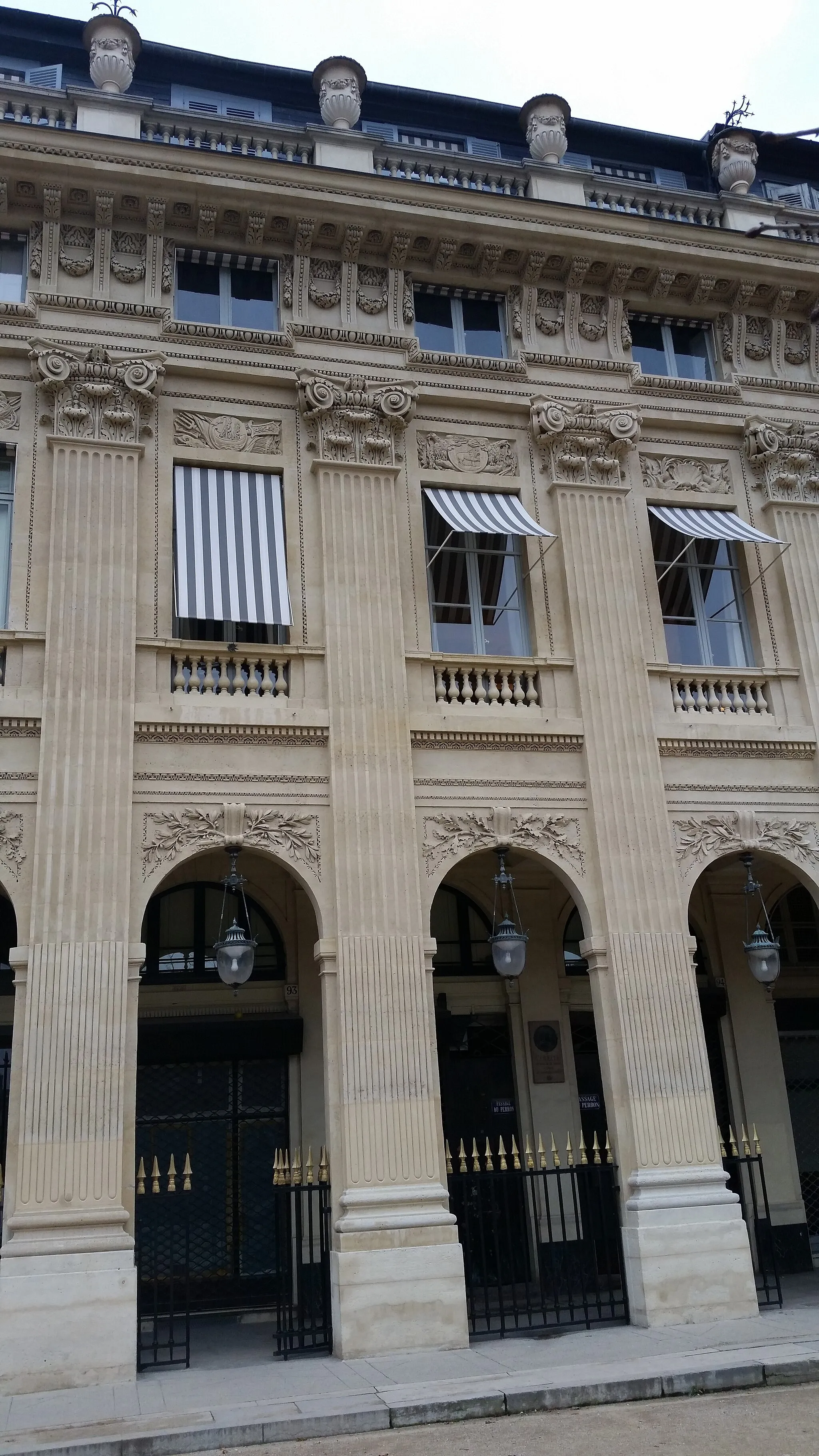 Photo showing: Close up view of Colette's apartment seen from the Jardin du Palais Royal