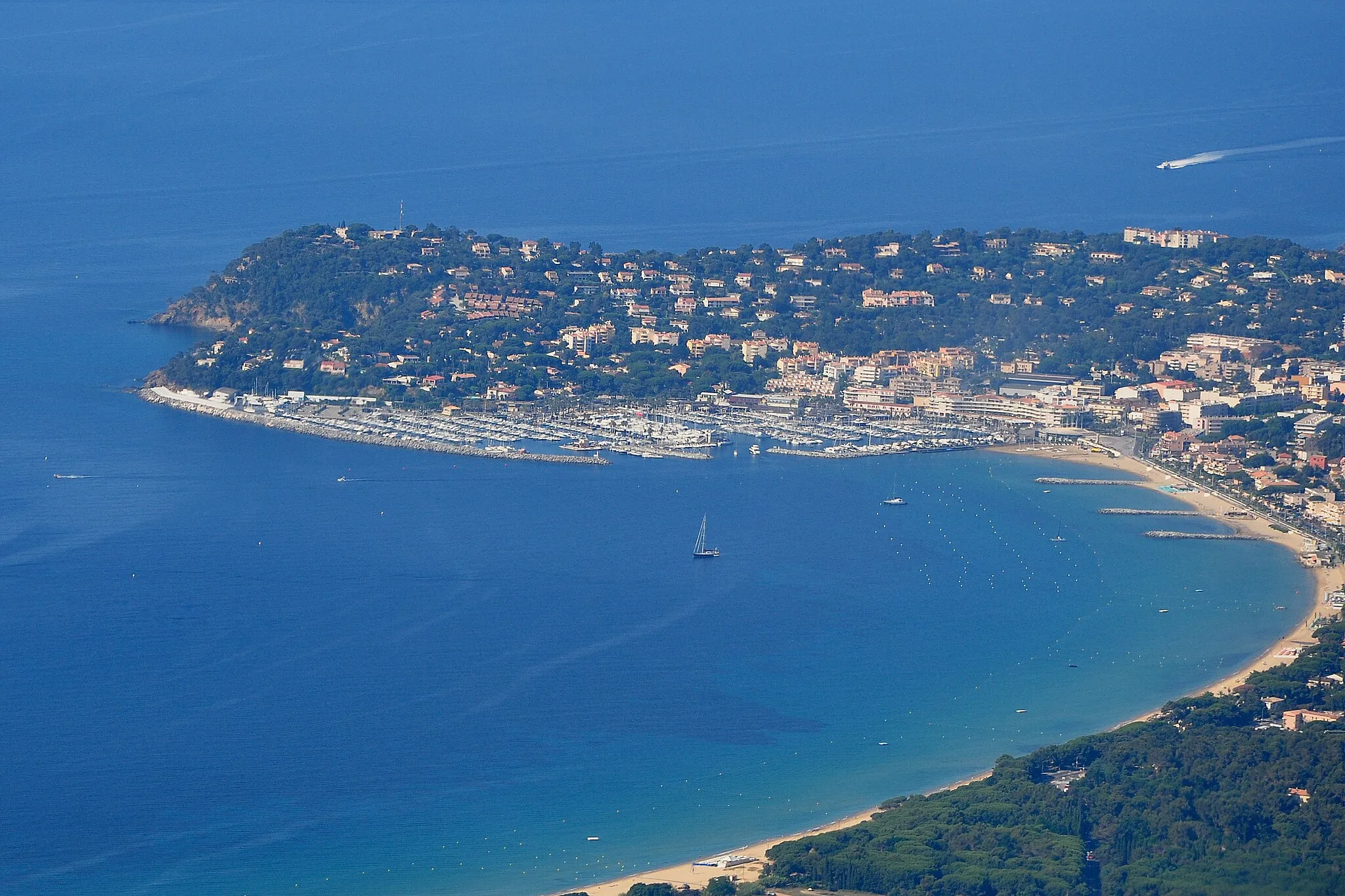 Photo showing: Vue aérienne de la baie de Cavalaire