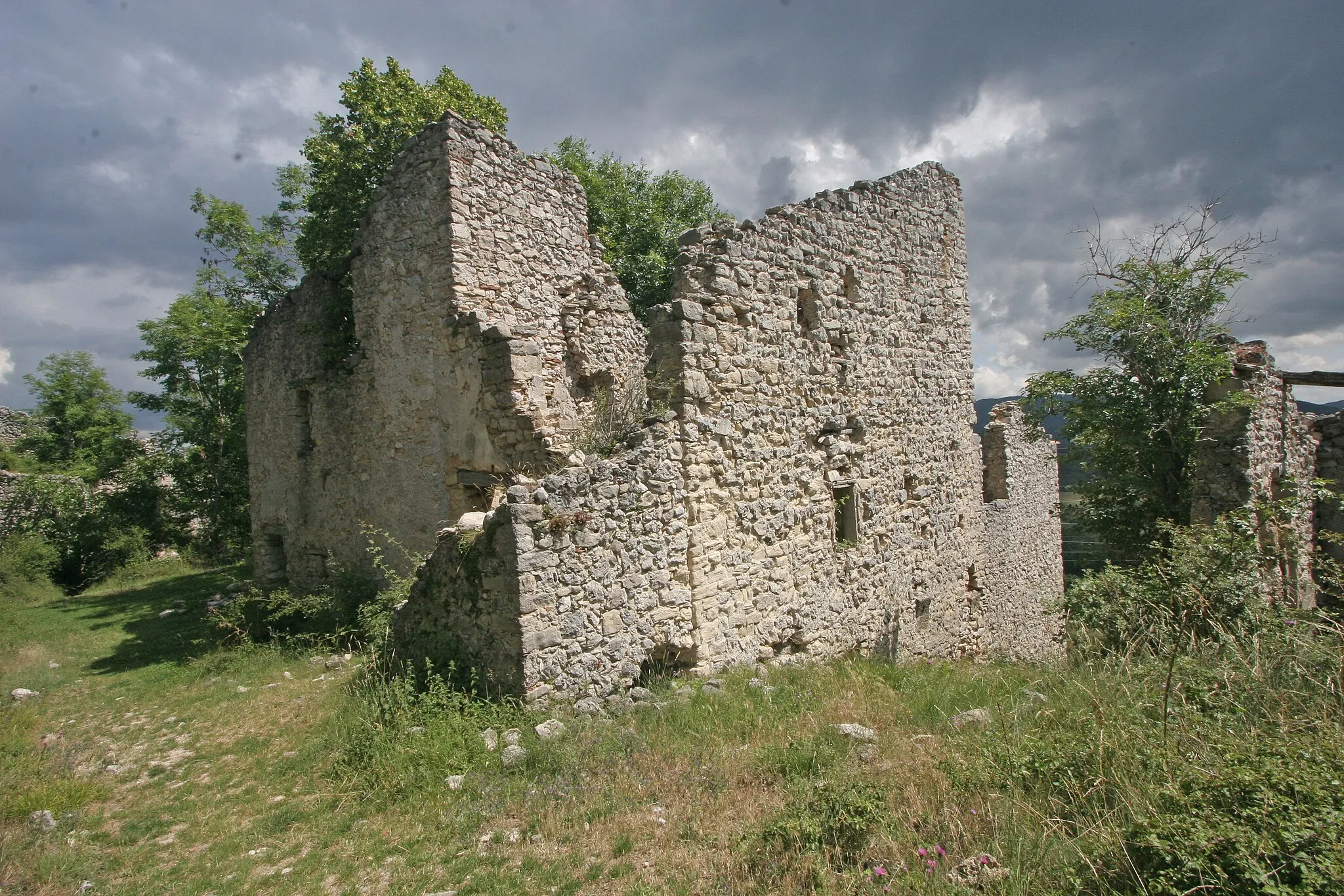 Photo showing: Châteauneuf-lès-Moustiers
Camera location 43° 48′ 42.93″ N, 6° 20′ 21.61″ E View this and other nearby images on: OpenStreetMap 43.811924;    6.339337