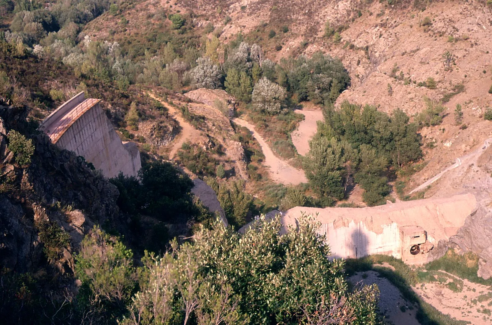 Photo showing: Ruins of Malpasset Dam, France.  The dam breached in 1959, there were 400 dead.