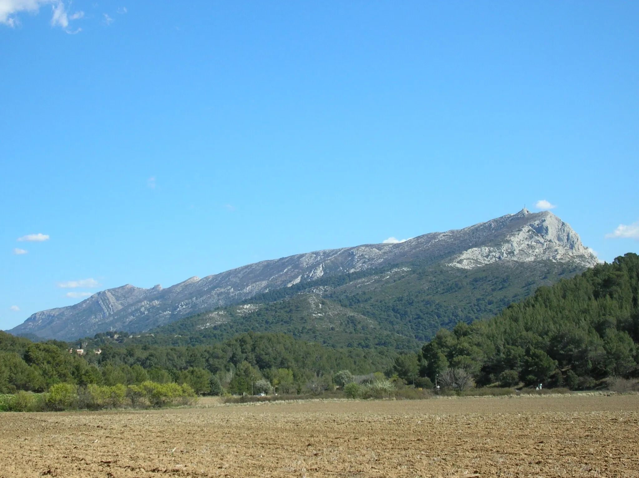 Photo showing: montagne st victoire versant nord