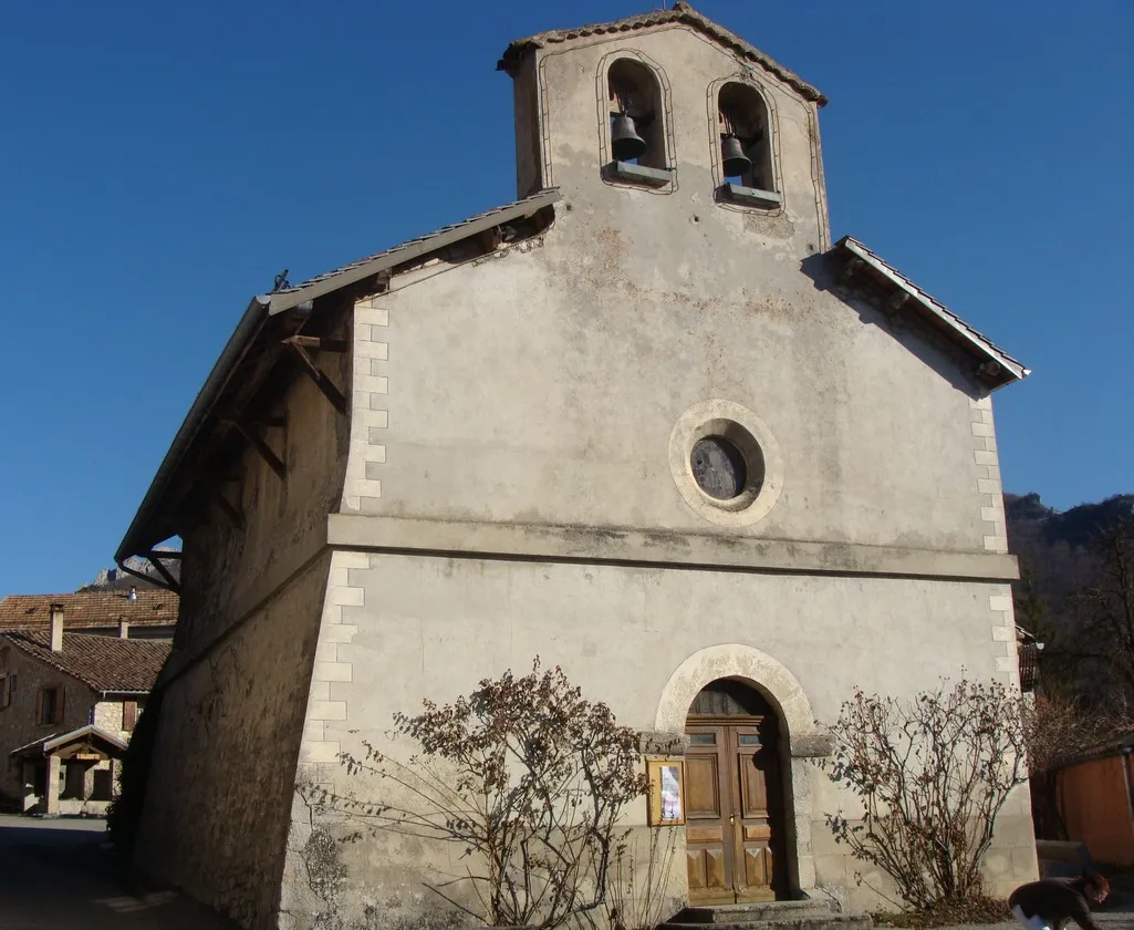 Photo showing: Le Saix (Hautes-Alpes) : façade de l'église, orientée vers l'ouest. Noter l'architecture du mur latéral nord, évoquant un contrefort.