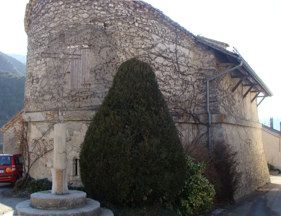 Photo showing: Le Saix (Hautes-Alpes) : chevet de l'église. Vue vers l'ouest. Noter l'architecture inhabituelle du flanc nord (à droite), et la construction au-dessus de l'abside.