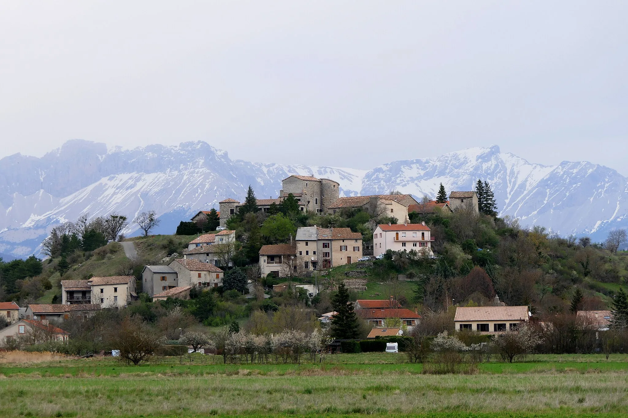 Photo showing: The village of La Bâtie-Montsaléon seen from the south-west