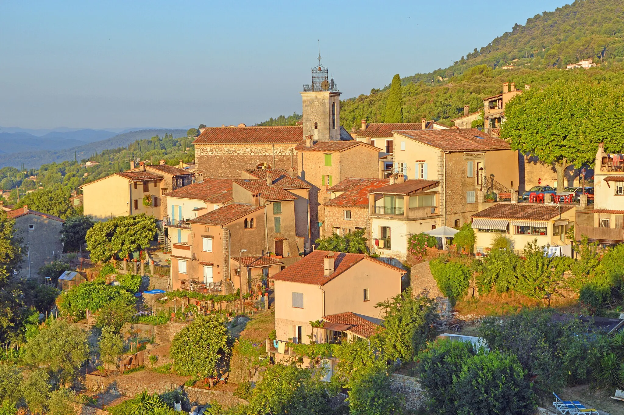 Photo showing: Early morning sun on Spéracèdes, a small village in the Alpes-Maritimes department in southeastern France.
In the center: the church Église Saint-Casimir