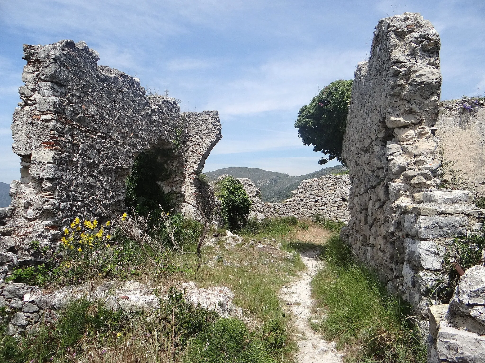 Photo showing: Châteauneuf-Villevieille - Ruines du vieux village de Châteauneuf