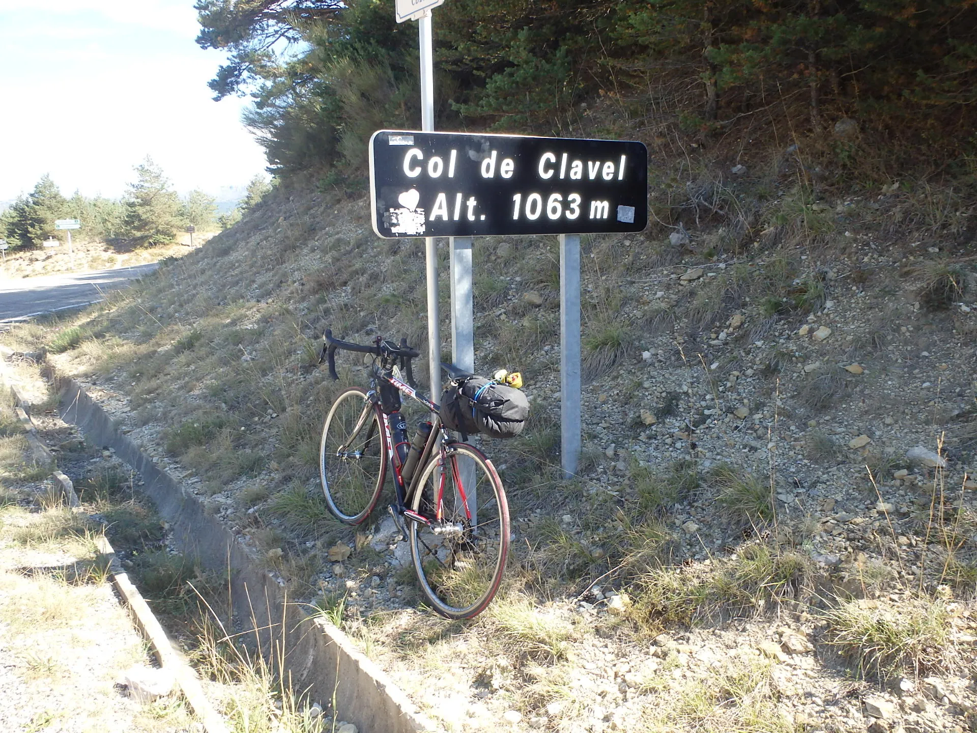 Photo showing: Panneau du col avec vélo devant