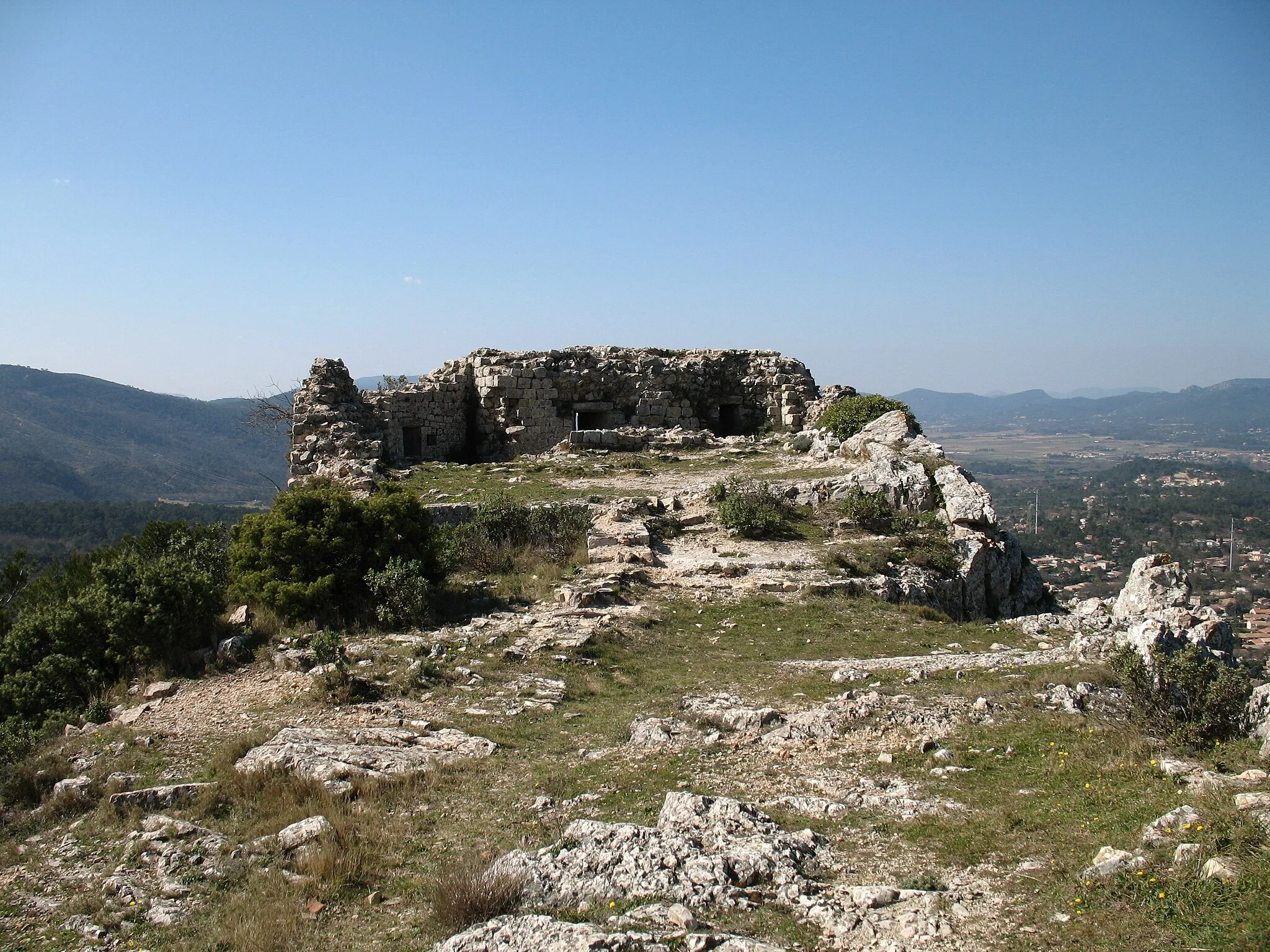 Photo showing: Ruins of St Sauveur Castle - Inside West view (Rocbaron, Var, France)