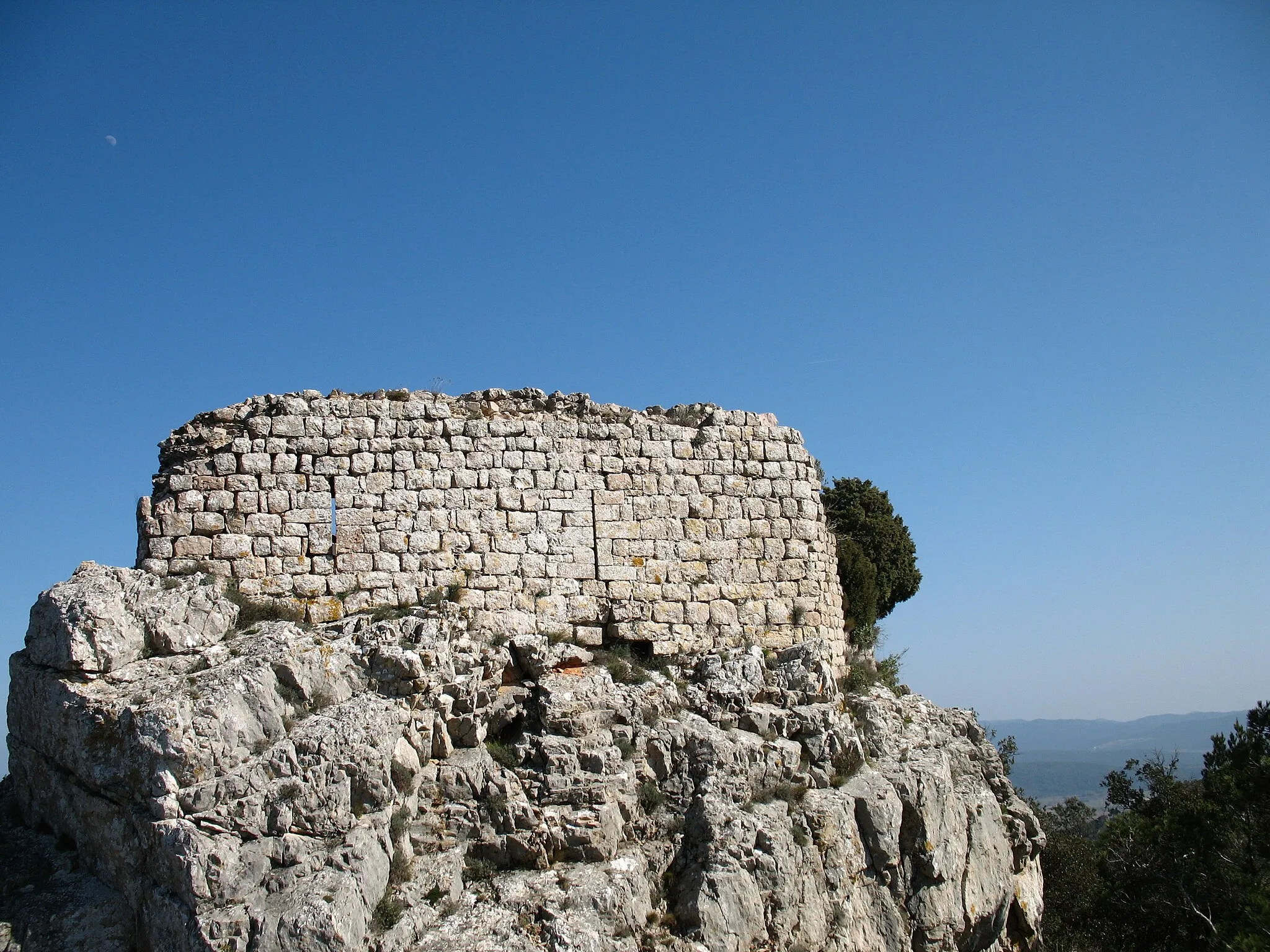 Photo showing: Ruins of St Sauveur Castle - West view (Rocbaron, Var, France)