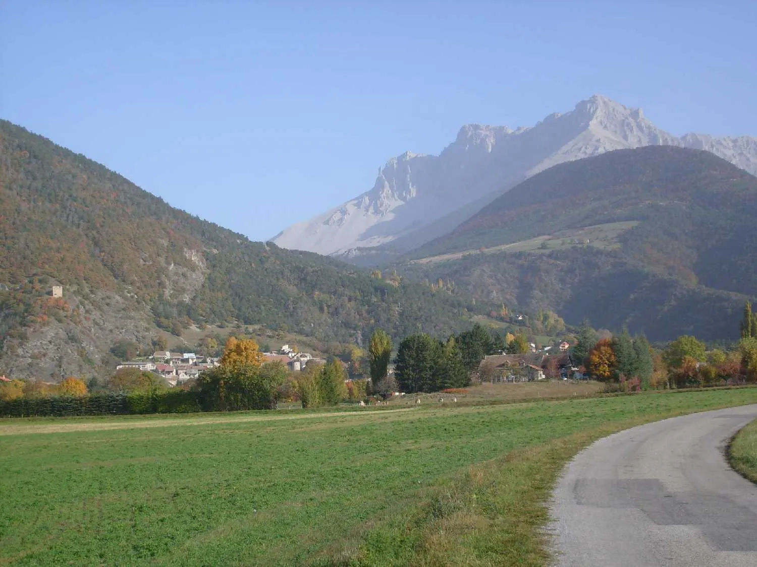 Photo showing: Overall view over Montmaur site (Hautes-Alpes)