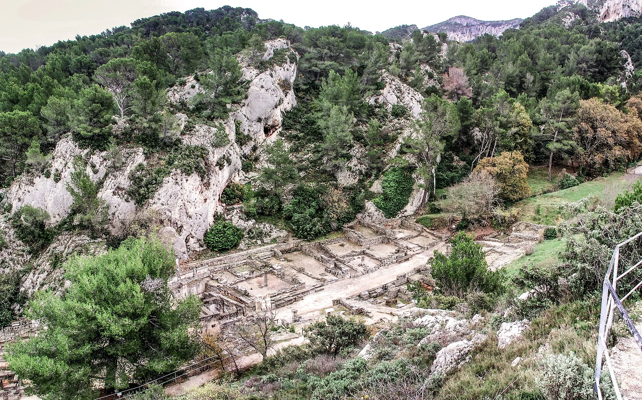 Photo showing: Vue de la partie sud de Glanum (Saint-Rémy-de-Provence).