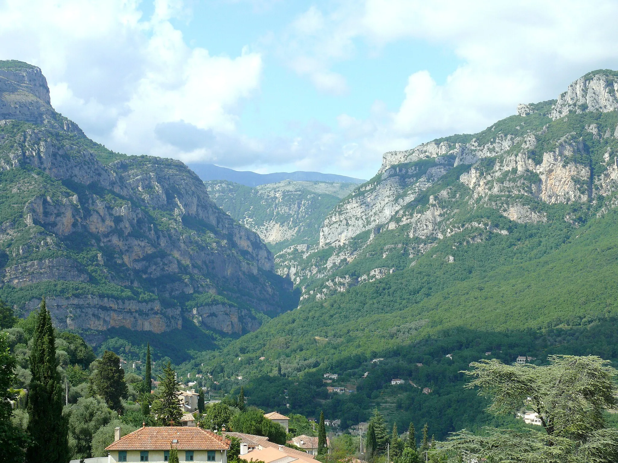 Photo showing: Le Bar-sur-Loup - Une vue des gorges du Loup de la place de l'Eglise