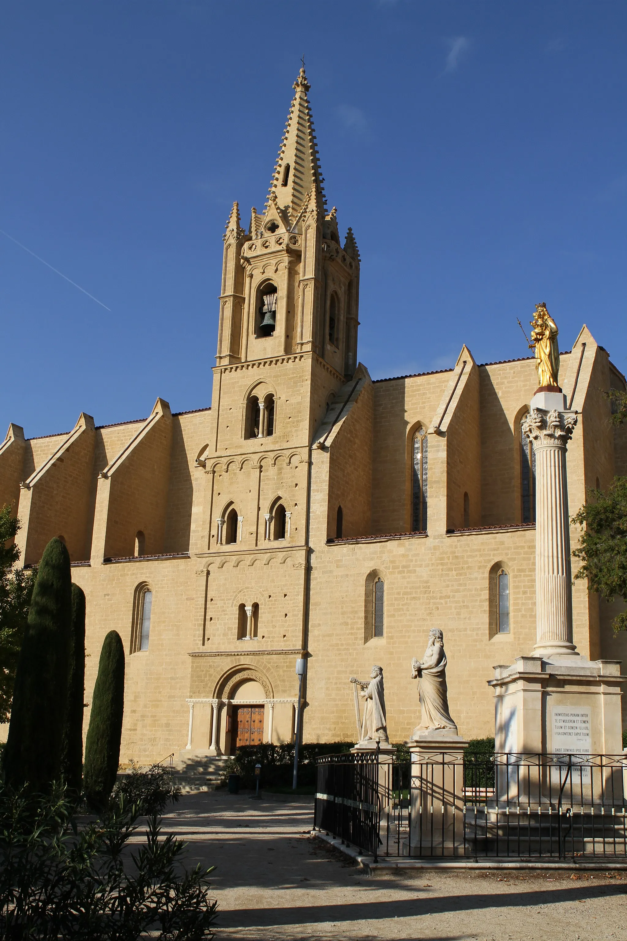 Photo showing: The collegiate church Saint-Laurent in Salon-de-Provence (Bouches-du-Rhône, France)