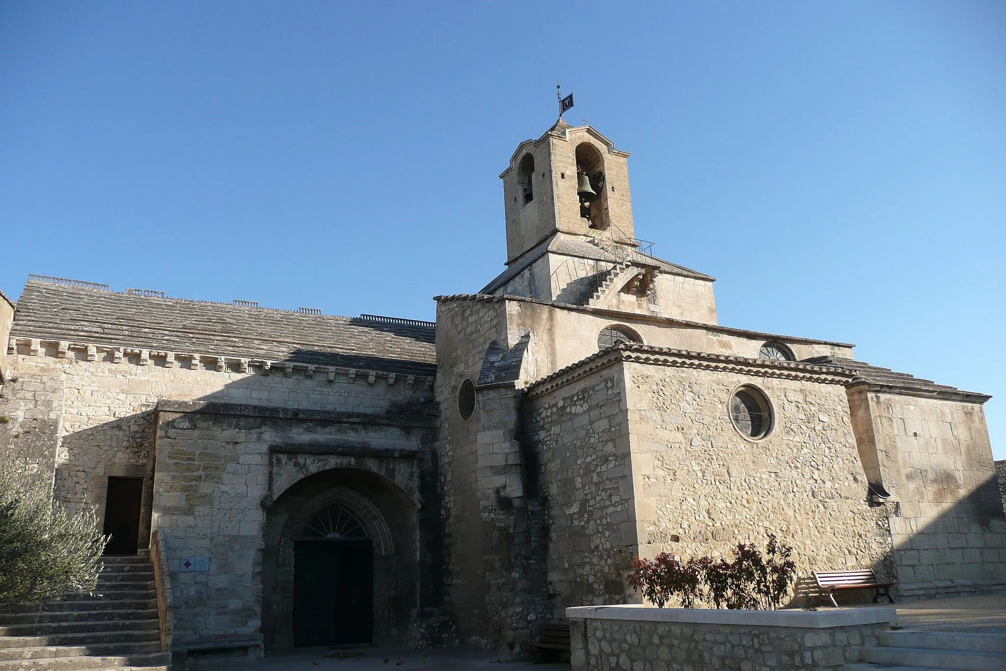 Photo showing: Eglise Noves.
