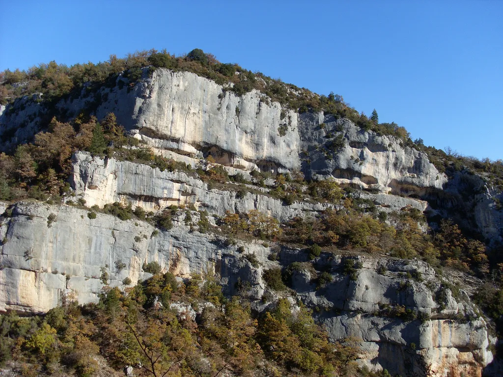 Photo showing: Différentes strates des falaises des Gorges de la Nesque
