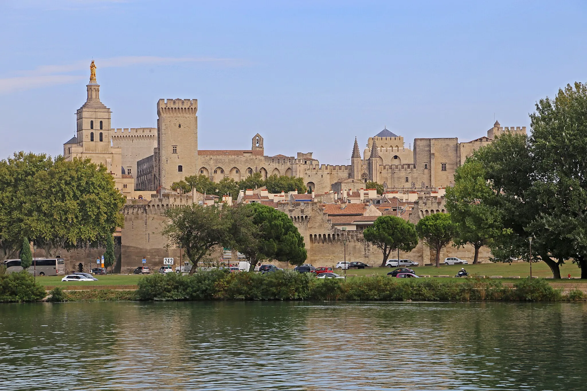 Photo showing: Kathedrale und der Papstpalast von Avignon, eine Stadt und Gemeinde in der Provence in Südfrankreich am östlichen Ufer der Rhône mit ca. 95.000 Einwohnern.