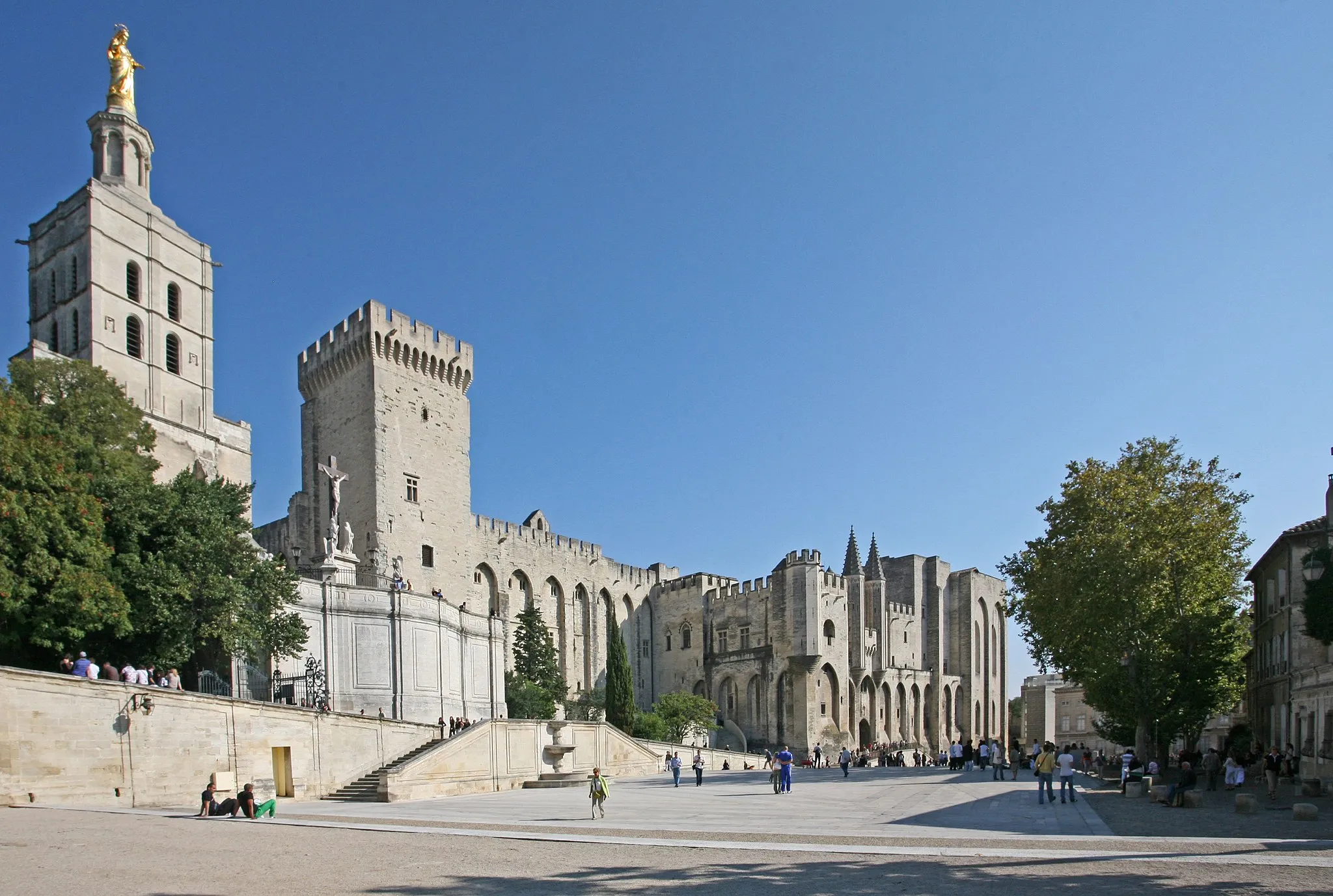 Photo showing: Avignon, Palais des Papes depuis la place devant le petit Palais