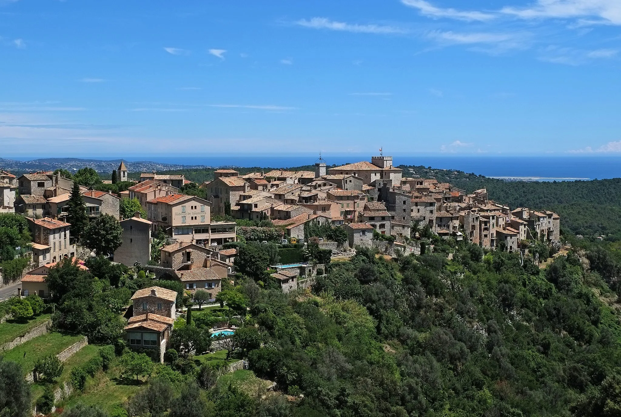 Photo showing: Vue du village de Tourrettes-sur-Loup depuis la route des Quenières