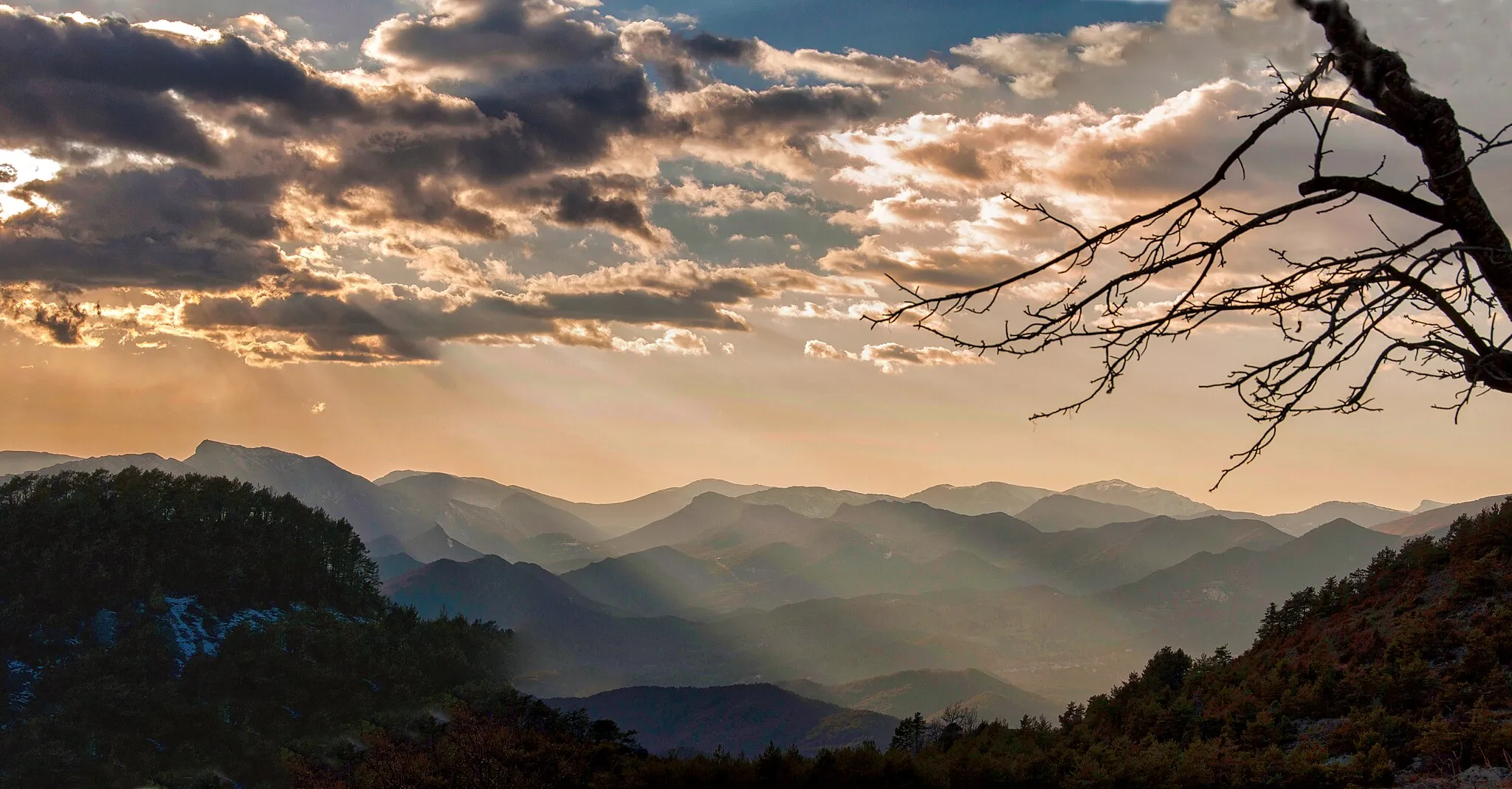 Photo showing: Les chaines de petites montagnes (préalpes du Sud) s'étalent dans la direction sud/sud-ouest telles qu'ont les découvrent à partir du village d'Ascros.