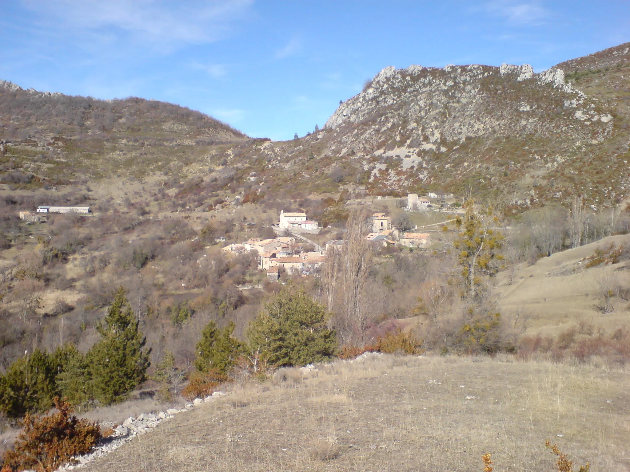Photo showing: Vue du village de fr:Majastres, de la piste (au pied du relais de téléphonie mobile) ; le col en arrière-plan mène à fr:Le Poil