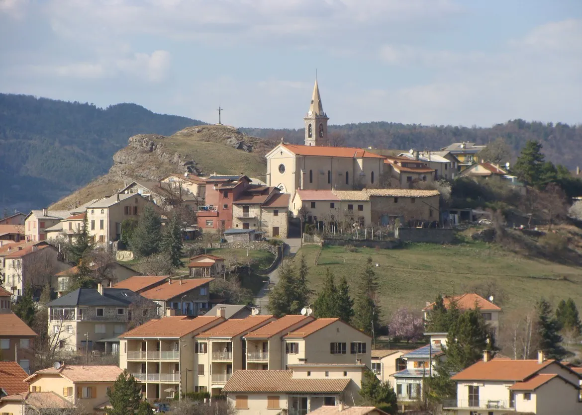 Photo showing: Le village de Turriers (Alpes-de-Hautes-Provence), vu du sud.