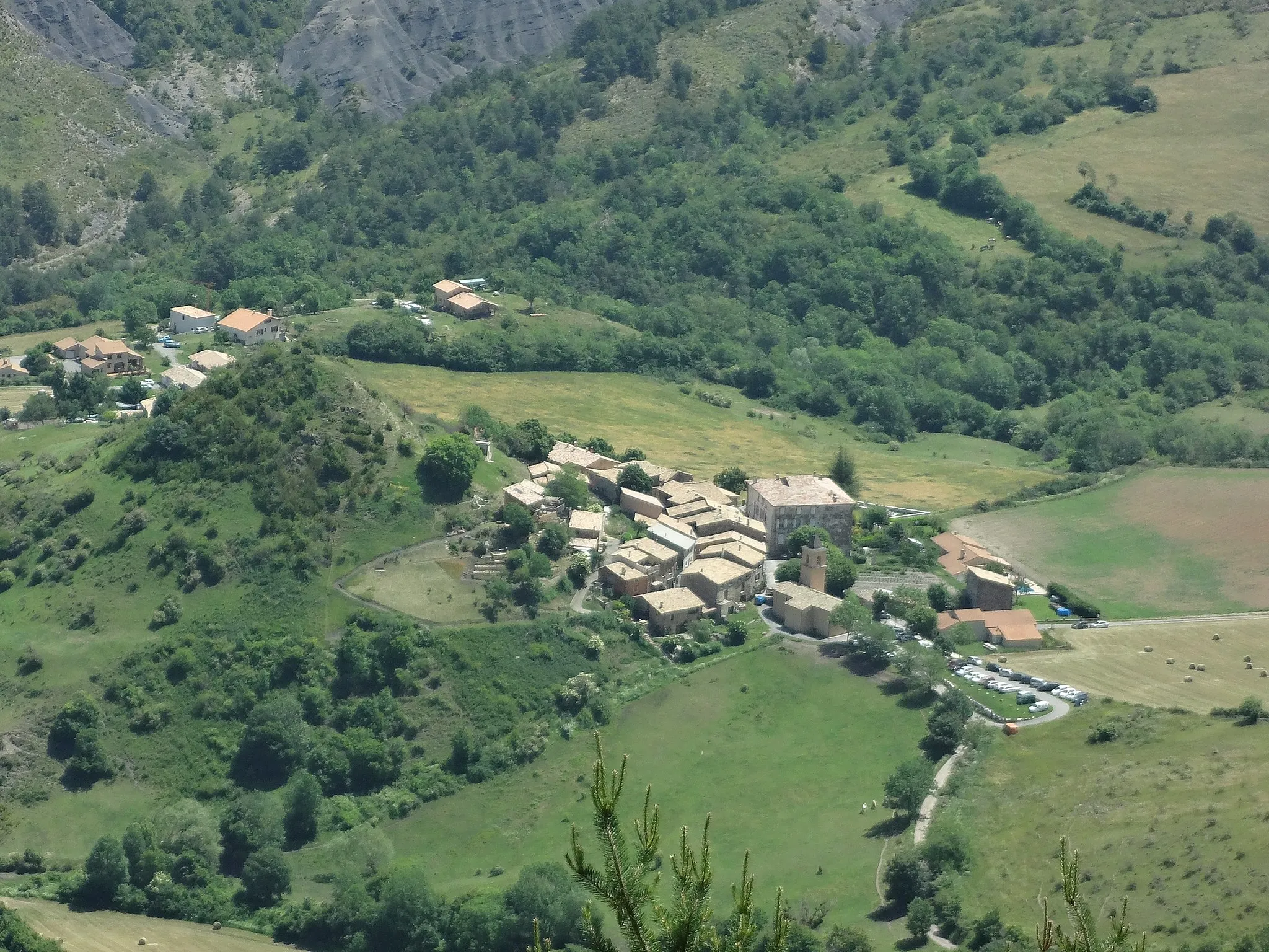 Photo showing: Village d'Entrages, vue de la montagne du Cousson (descente)