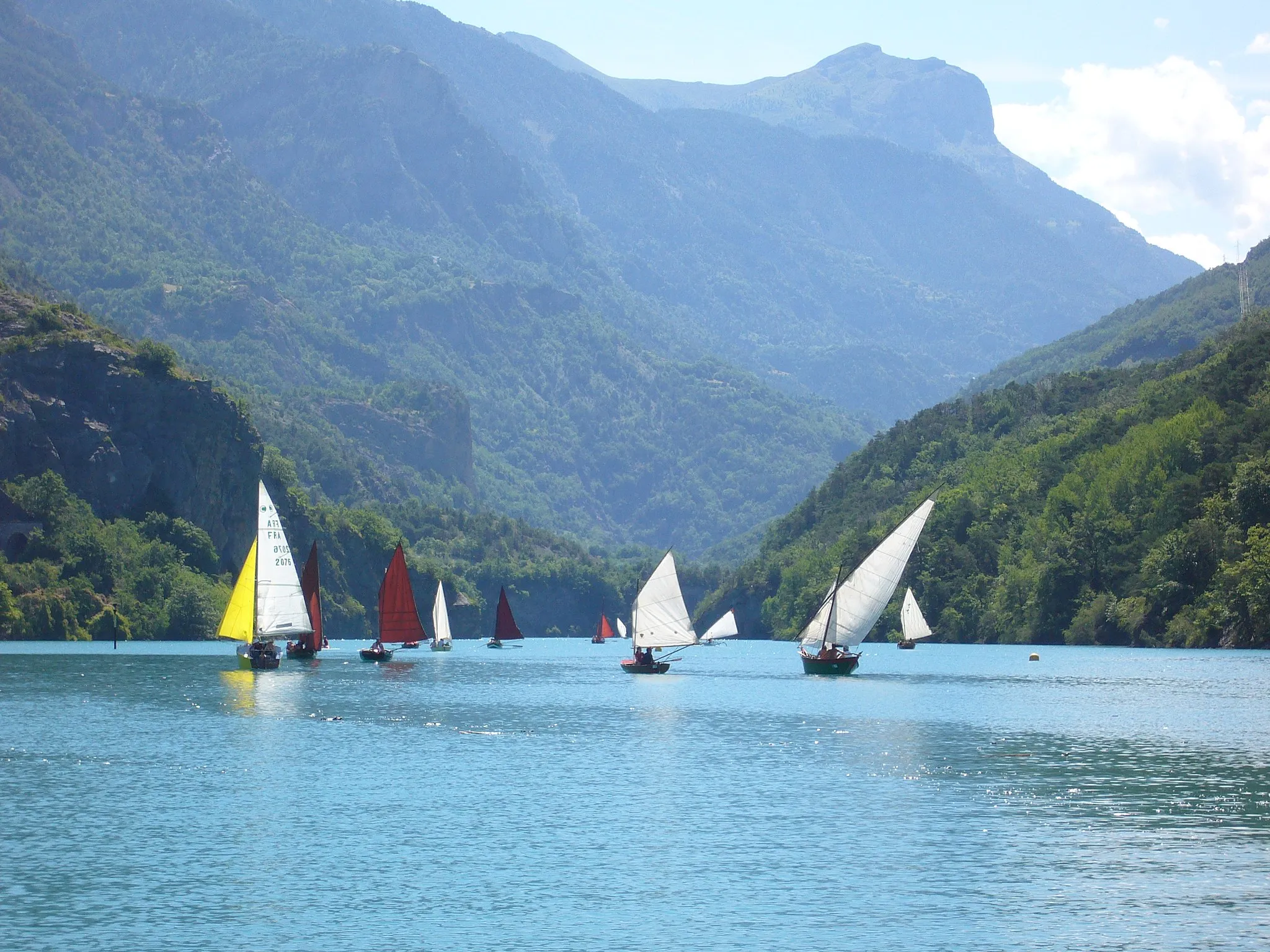 Photo showing: Lors du rassemblement des "Voiles d'en Haut", Saint-Vincent-Les-Forts, lac de Serre-Ponçon, Alpes de Haute-Provence, France