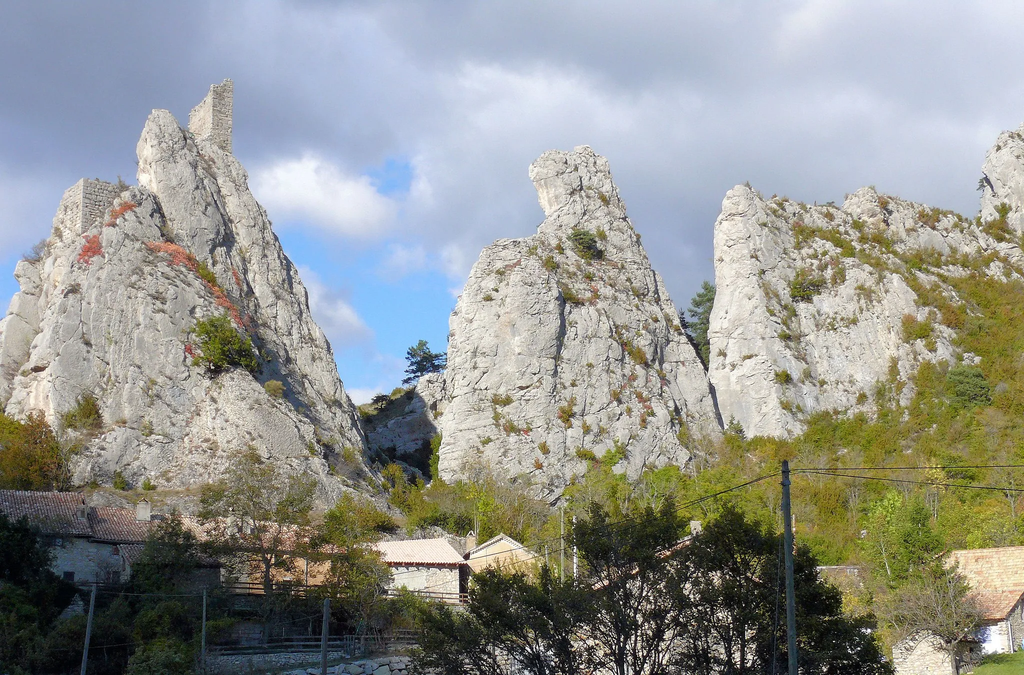 Photo showing: La Rochette, barre rocheuse et hameau