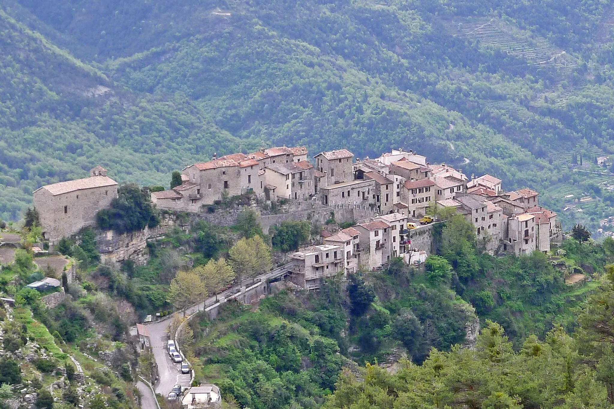 Photo showing: Vue du village de Bairols depuis la route des Châtaigniers.