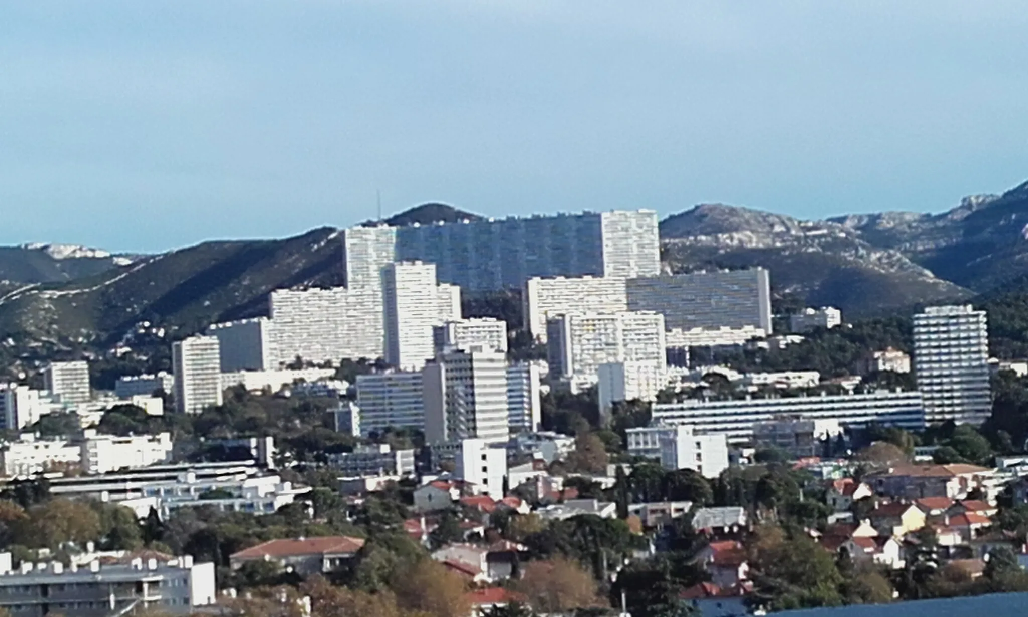 Photo showing: Marseille, Cité radieuse, La cité radieuse cernée par des tours