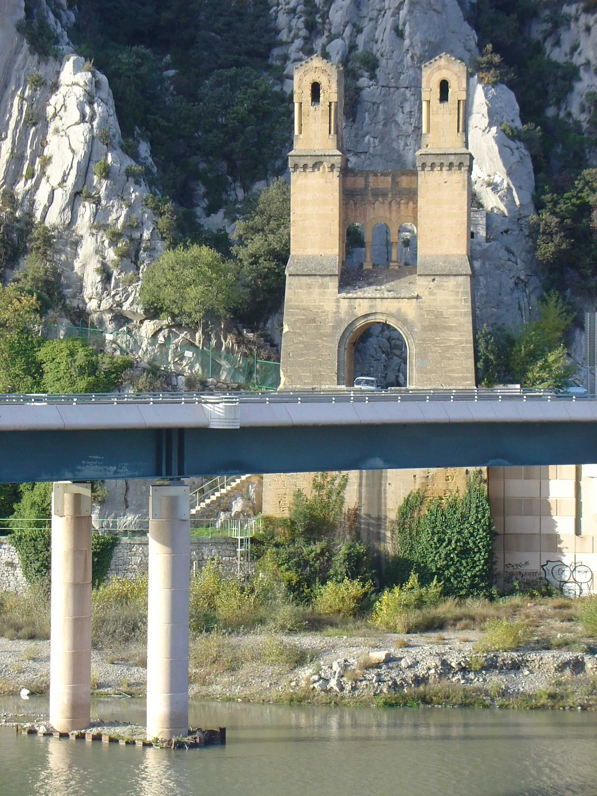 Photo showing: Le pont de Mirabeau (Vaucluse) avec les vestiges de l'ancien pont