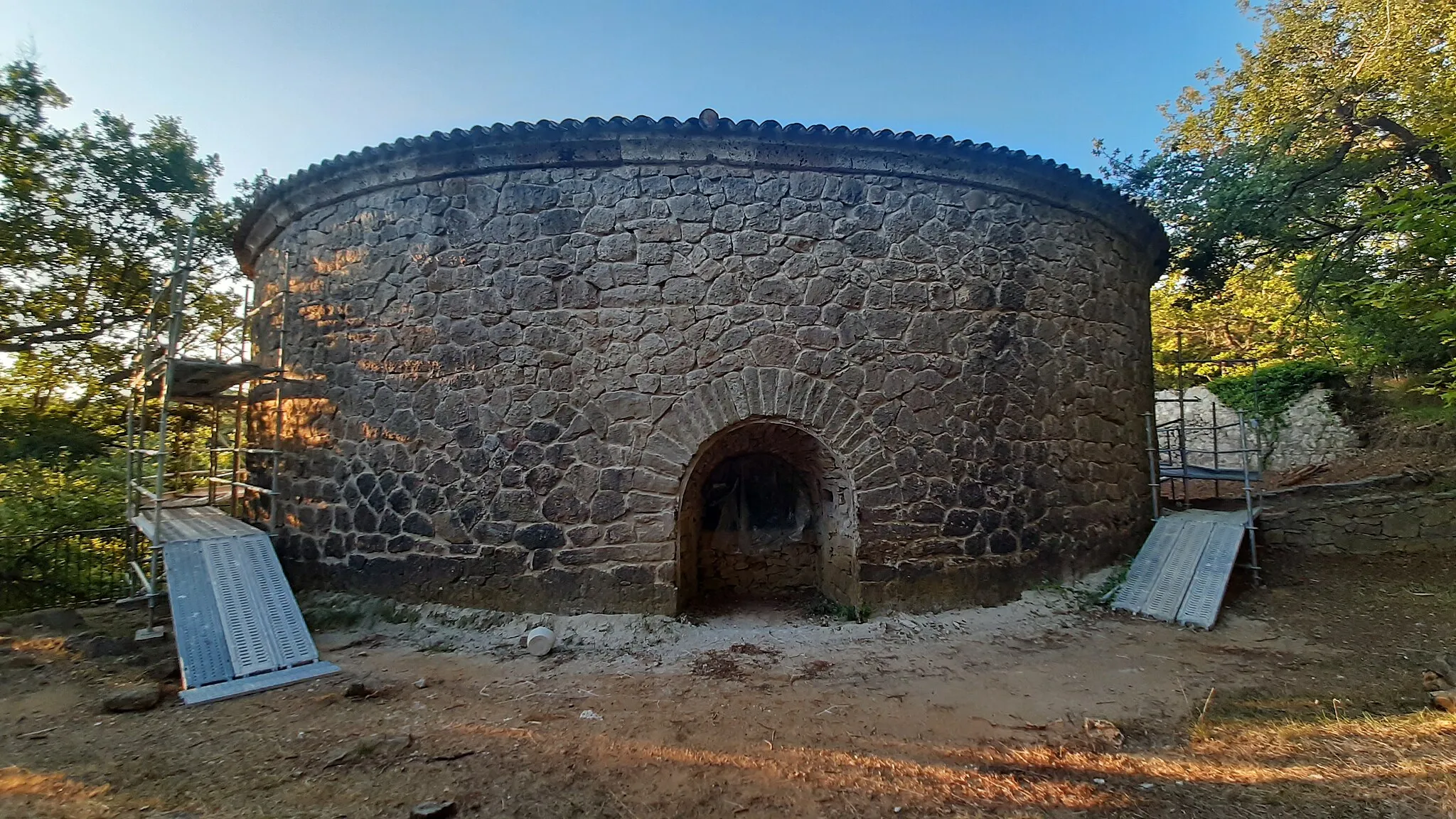 Photo showing: This building is indexed in the base Mérimée, a database of architectural heritage maintained by the French Ministry of Culture, under the reference PA00125723 .