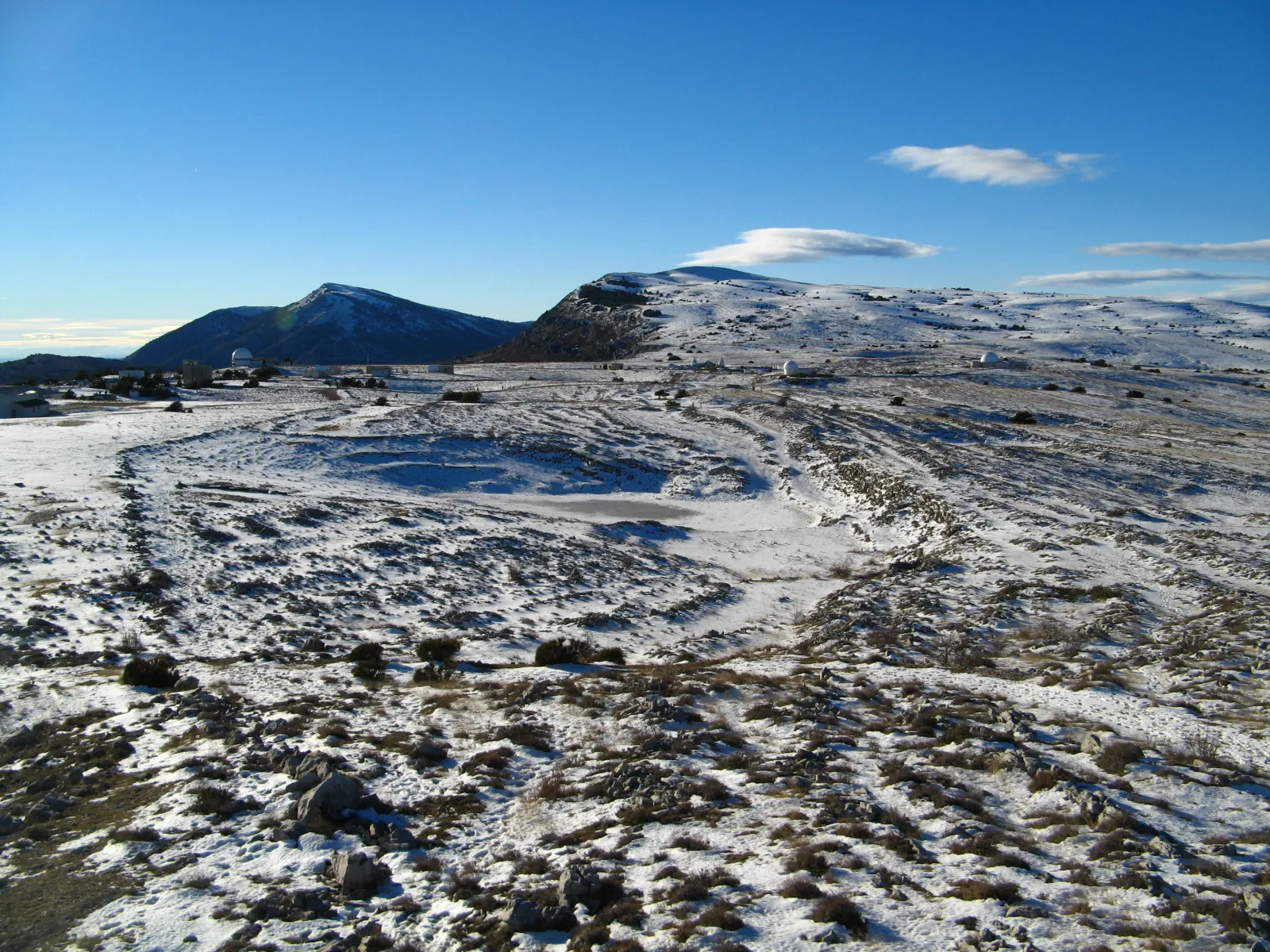 Photo showing: L'Observatoire de la Côte d'Azur, sur le Plateau de Calern, enneigé au mois de janvier