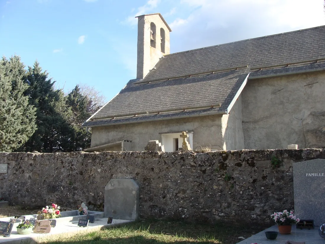 Photo showing: Le cimetière et l'église de Furmeyer, vue partielle.