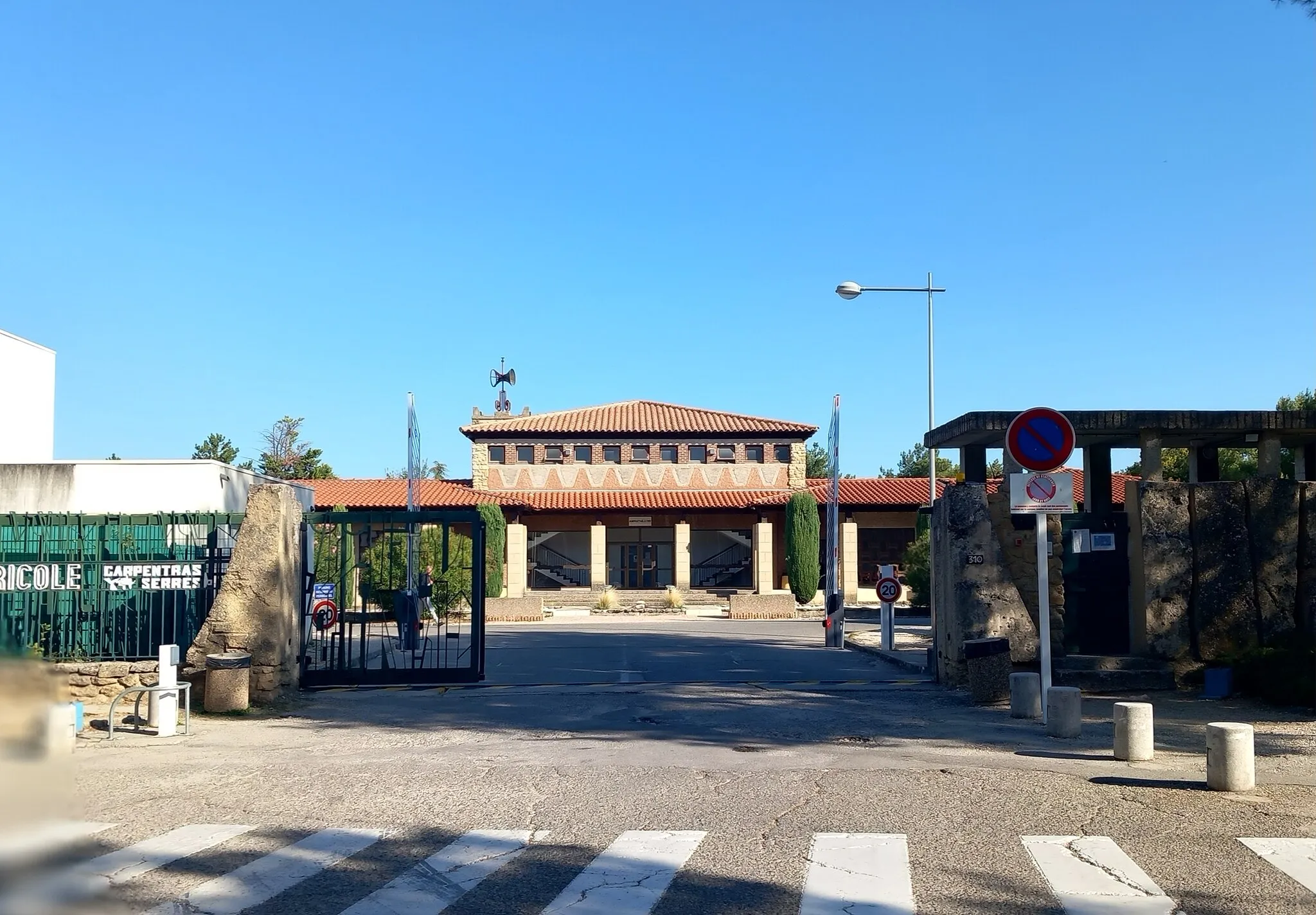 Photo showing: entrée du lycée