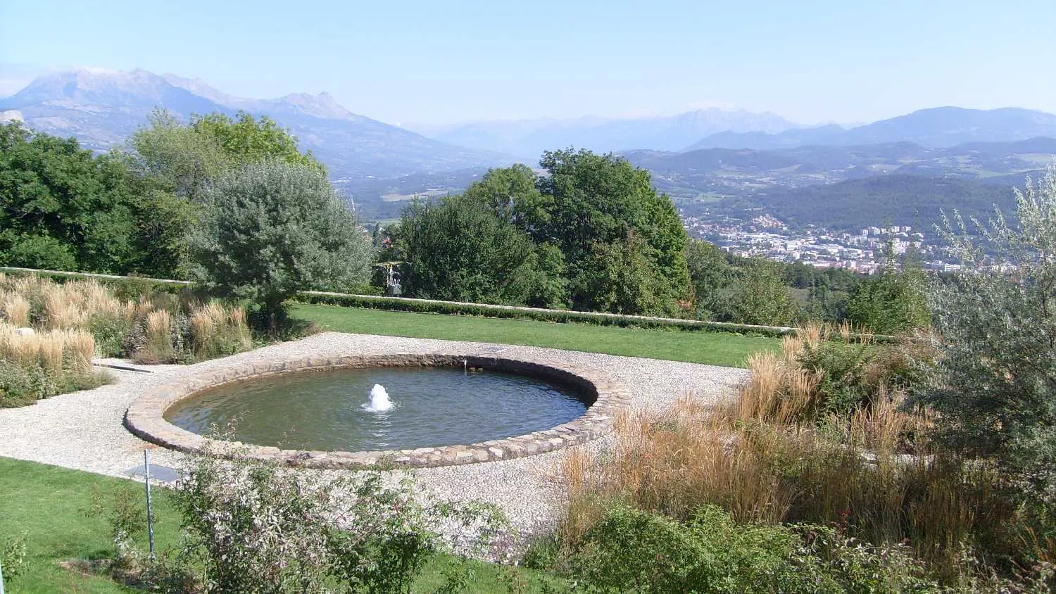 Photo showing: Terrace garden; the grass family( Domaine de Charance, Gap, Hautes-Alpes)