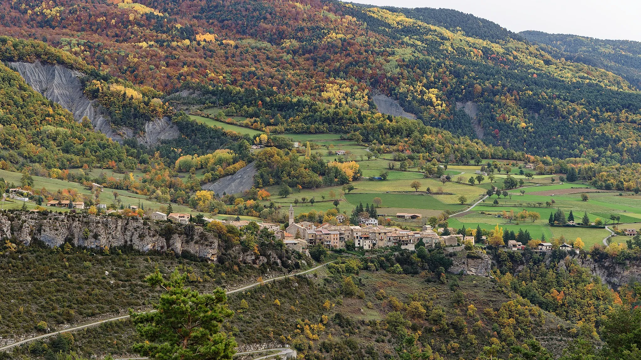 Photo showing: Le village de Méailles (04) en octobre 2022.