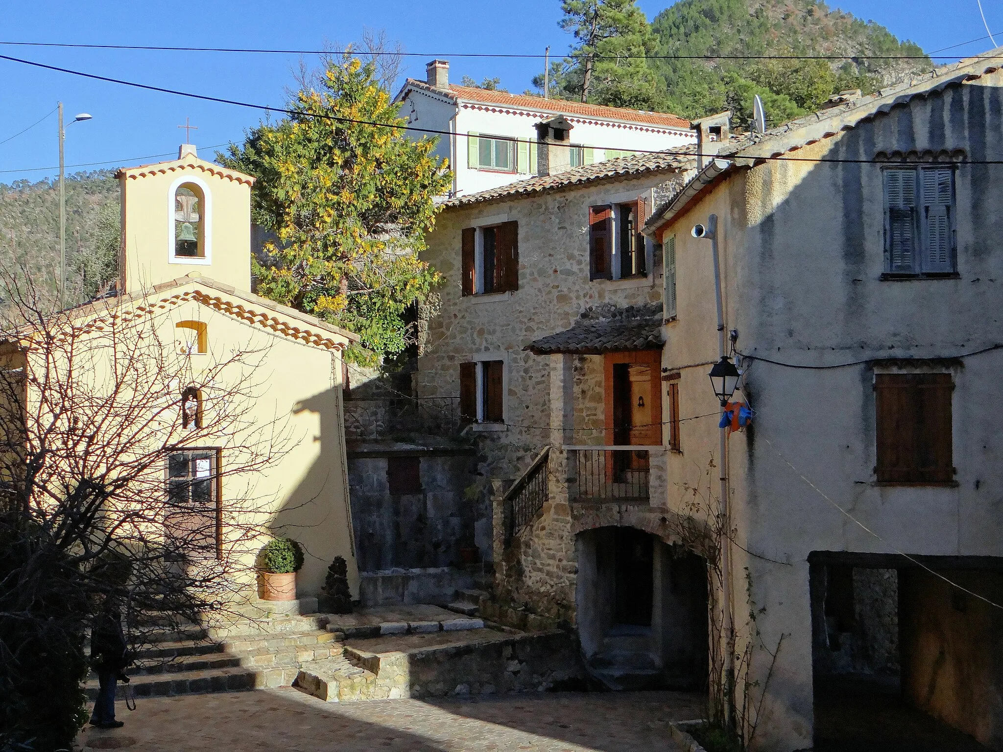 Photo showing: Pierrefeu - Vieux-Pierrefeu - Place avec la chapelle San José