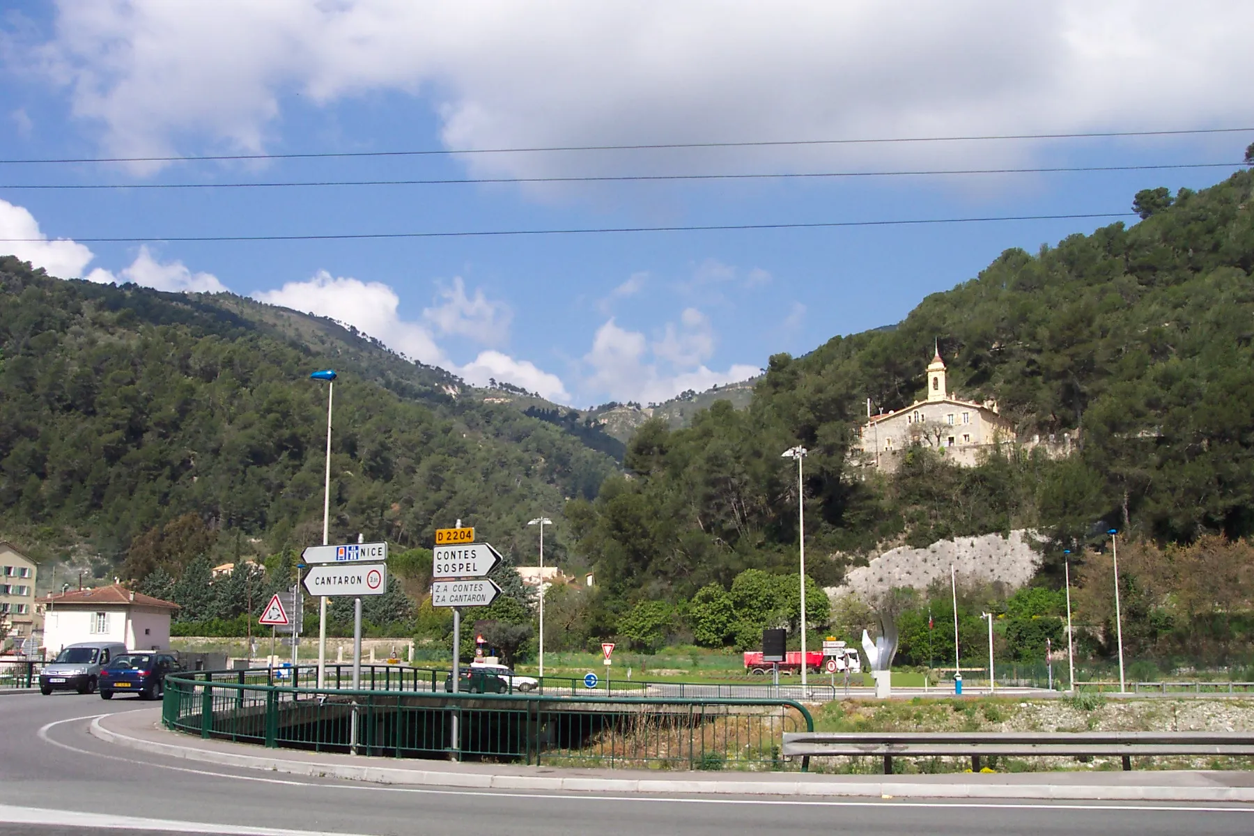 Photo showing: L'église et le cimetière à droite, le village est sur la gauche